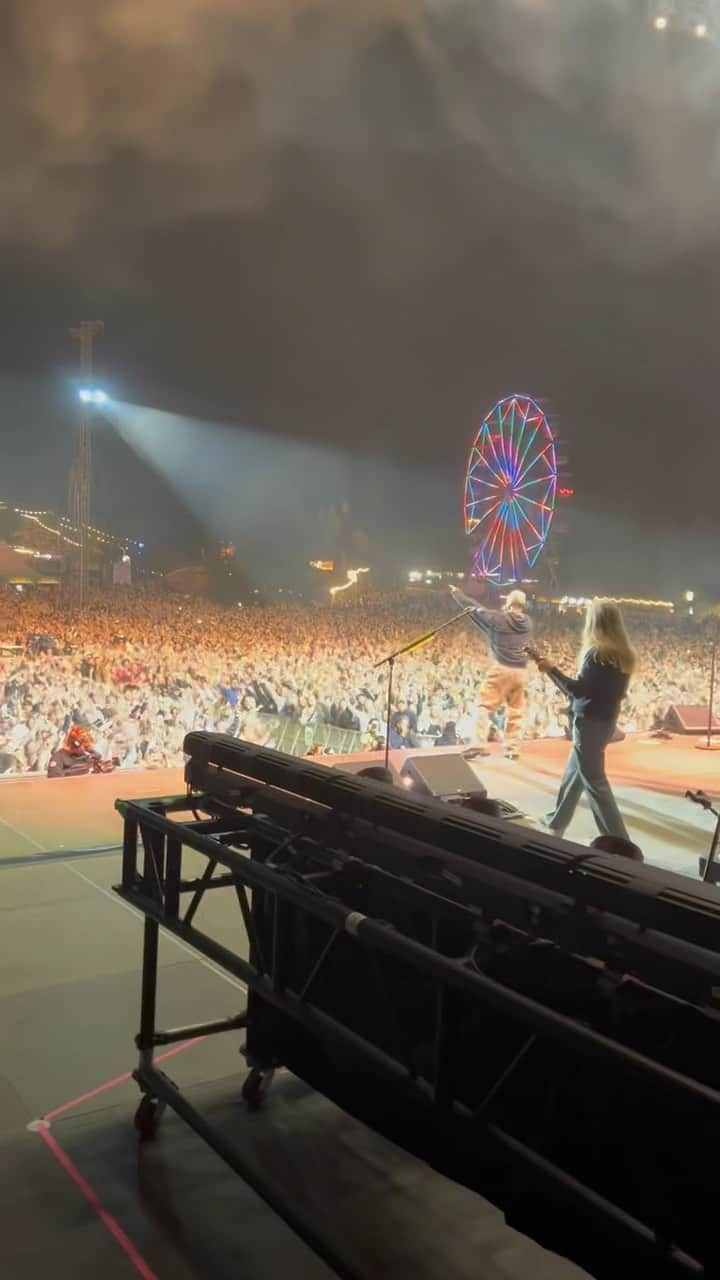 アダム・レヴィーンのインスタグラム：「40,000 of you singing This Love tonight in Denmark 🫶  Amsterdam, we’ll see you soon!」