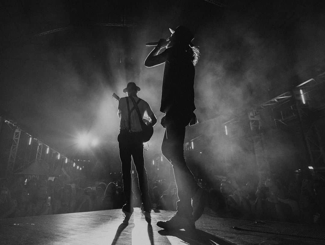 The Lumineersさんのインスタグラム写真 - (The LumineersInstagram)「🇮🇹🇮🇹🇮🇹🇮🇹🇮🇹 @jeremiahfraites 1st home coming show of 4!! Y’all showed up!! Who’s comin out to our next 3 🇮🇹shows?! 📸: @rkdeeb」6月24日 9時38分 - thelumineers