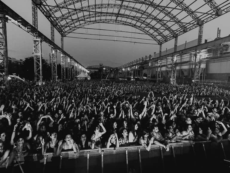 The Lumineersさんのインスタグラム写真 - (The LumineersInstagram)「🇮🇹🇮🇹🇮🇹🇮🇹🇮🇹 @jeremiahfraites 1st home coming show of 4!! Y’all showed up!! Who’s comin out to our next 3 🇮🇹shows?! 📸: @rkdeeb」6月24日 9時38分 - thelumineers