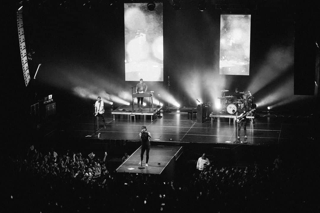 ザッキー・ヴェンジェンスのインスタグラム：「Mexico City 🇲🇽 Thank you for one of the loudest and best shows! Can’t wait to come back and play for you again and eat more grasshoppers 😂. 📸 @salmabustos #alltimelowforever #mexico #mexicocity」