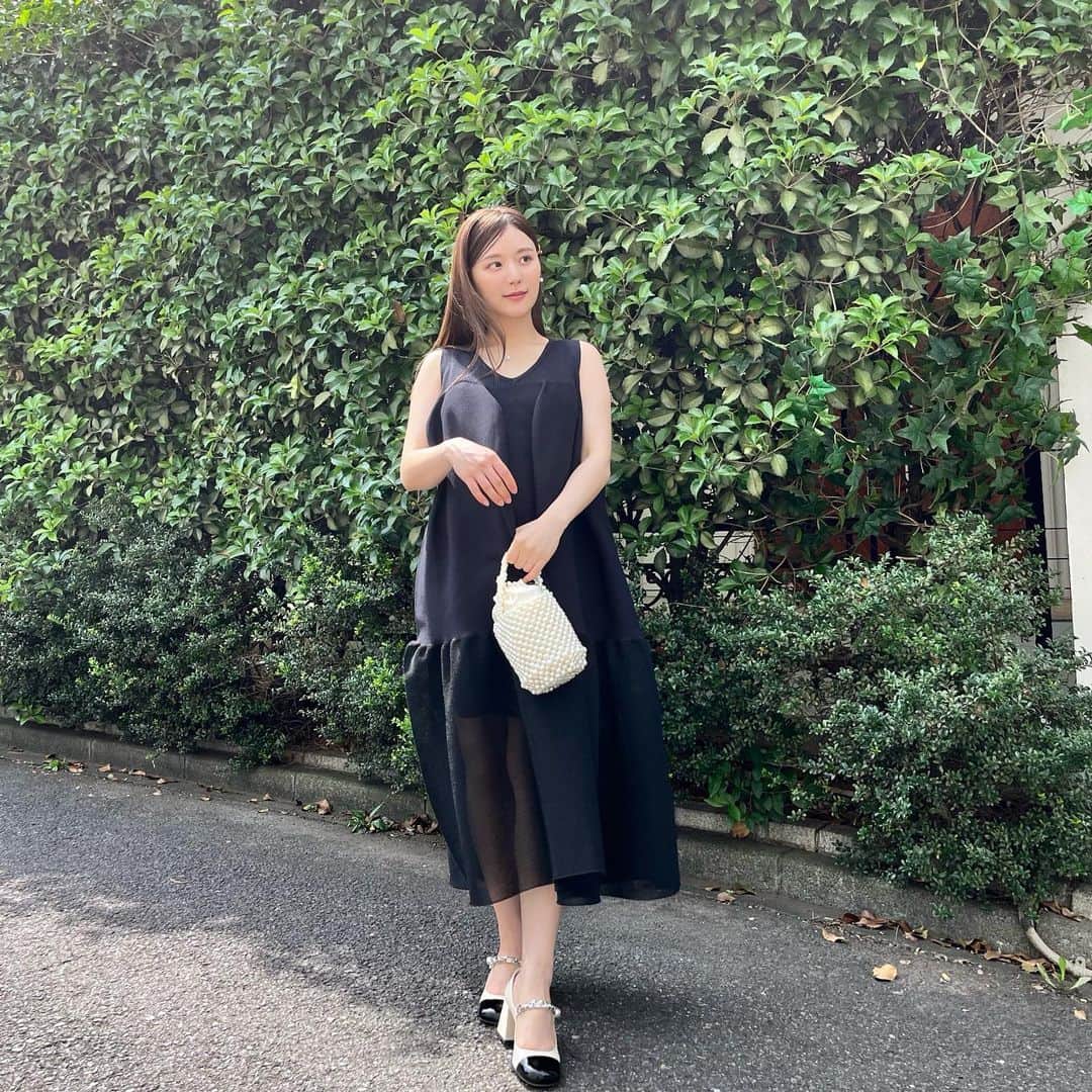 ひよんのインスタグラム：「👗🖤  結婚式コーデ💍  ●ワンピース @cfcl_official  ●くつ @miumiu  ●バッグ 9unq  だよ💓 このワンピース形がかわいいし 体締め付けないから🤰も着やすい😆 そして妊婦ってあまりわからない😳！  他の色もほしいな〜🩵  靴はぺたんこのパンプスも持って行って履き替えたよ😘😘  #結婚式コーデ #ひよん #ひよんコーデ #ひよんマタニティ」