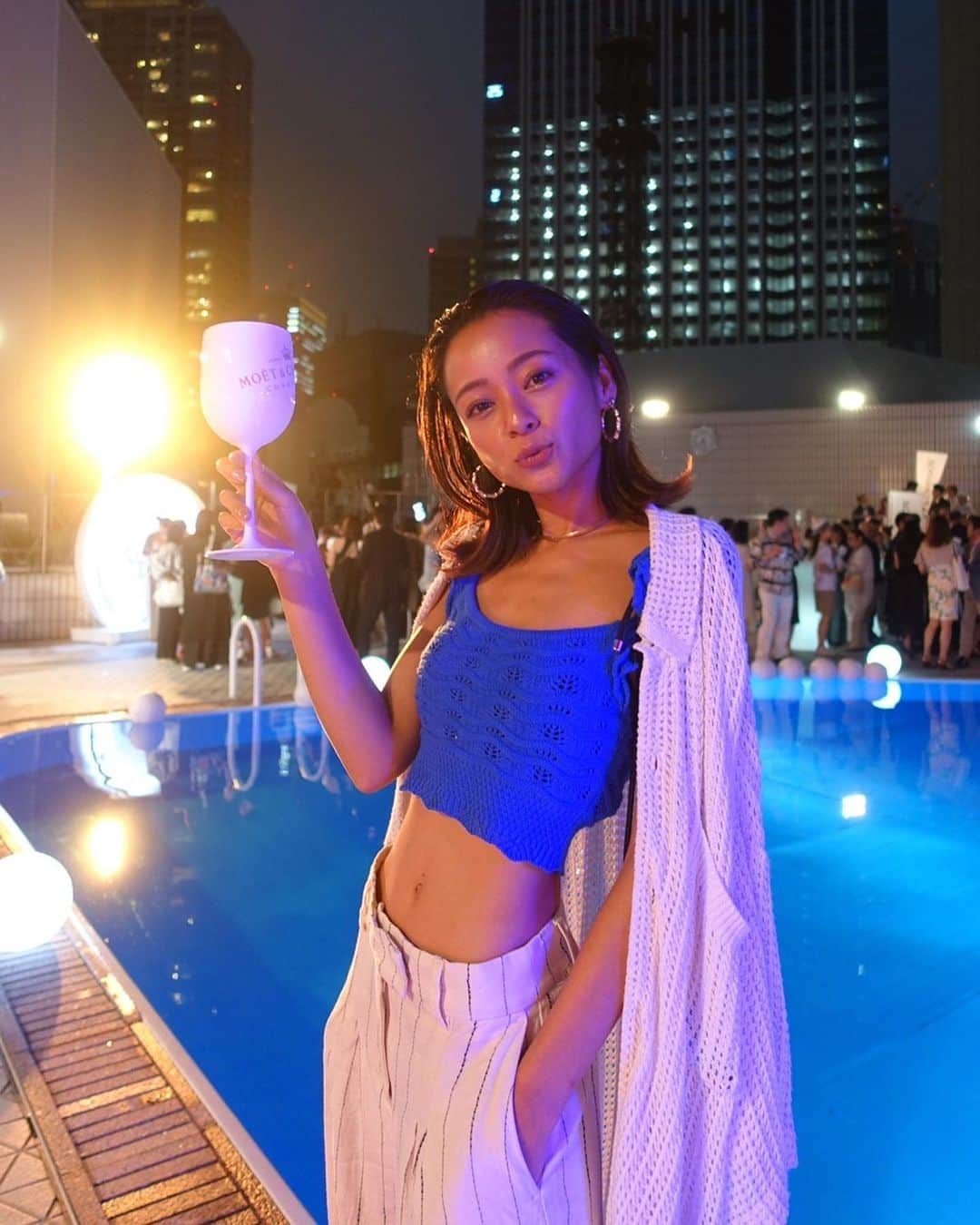 脇田恵子のインスタグラム：「🍾💙 . .オープンに先駆け . ANA × Moet 🍾 6/24〜9/30 サマービーチクラブ⛱️ スカイラインオープニングパーティへ駆け込みわきた . . . .  went to the opening party.  Thanks invited me😎,  at ana Intercontinental , MoetChandon by  Summer Beach Club⛱️the Skyline's🌃  are Opened 🥳 2023-6-24→ 2023-9-30 .  #Hostedby @moetchandon #MoetChandonbytheskyline #ANAインターコンチネンタルホテル東京 #moetchandon #モエシャンドン #Sponsored #DrinkResponsibly」