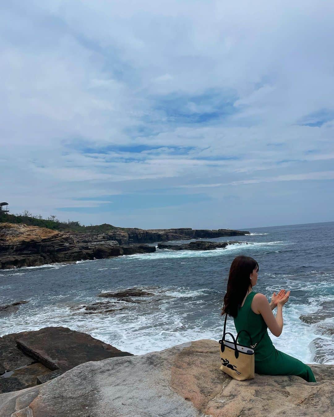 のインスタグラム：「. 昨日30歳になりました♡  想像してたよりずっと 楽しくて刺激的な30の景色は 私の周りの大切な人たちと、 画面のむこうの大切な フォロワーの皆さんのおかげで 見せてもらっています。 これからも私にできる表現で 恩返しさせてください♡  とりあえず岩のぼって 足腰の強さ確認してきた🕺 そろそろ本腰入れて健康面 気にしてこうと思います。 1枚目はここで読書したい気持ちを再現中です。」