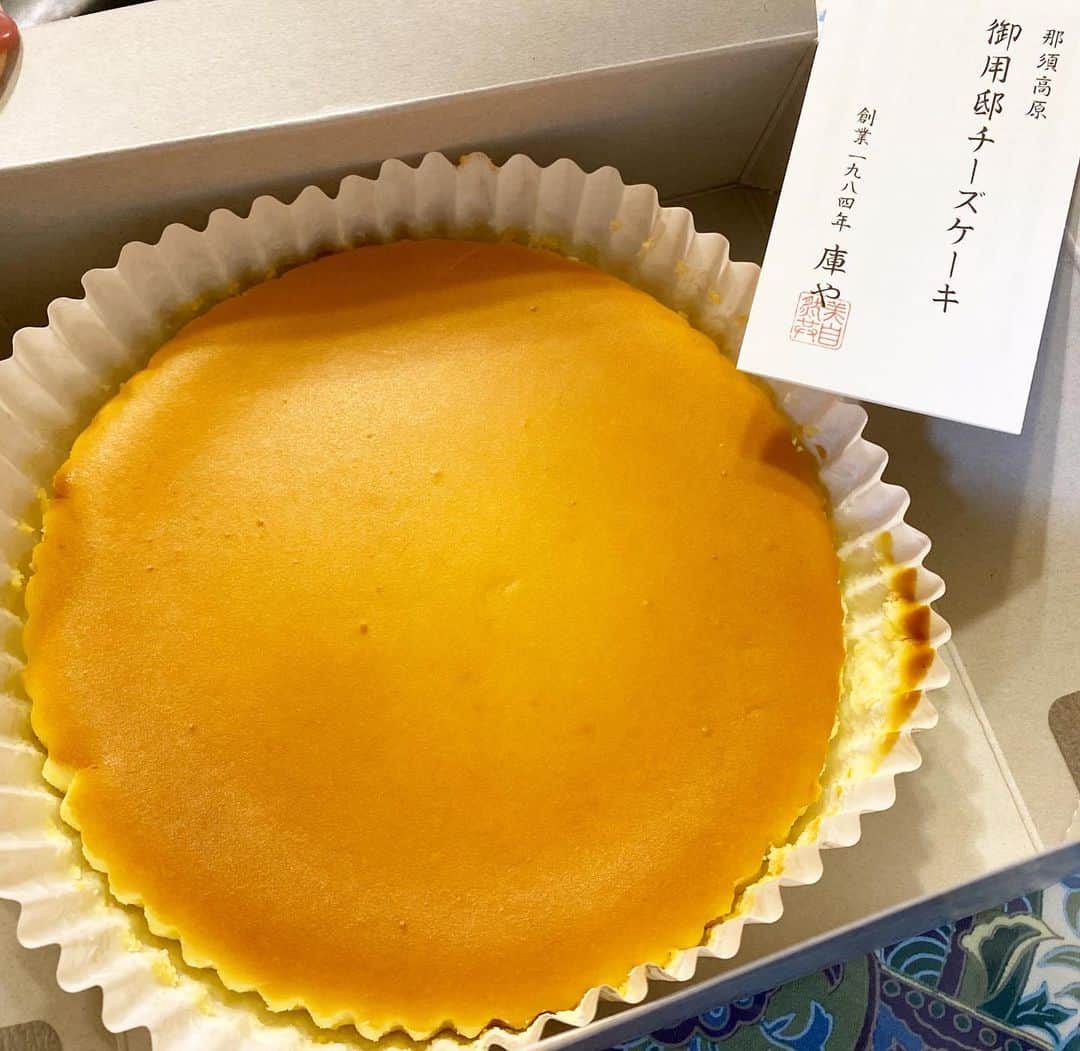とぎもちさんのインスタグラム写真 - (とぎもちInstagram)「. 【那須 🇯🇵 나수】  昔から東京行くと空港でよく買う 御用邸のチーズケーキ。  あっさりな甘さだけど これがすごく美味しくて大好き。  栃木の有名なお土産だけど 買うのはいつも東京 笑  #御用邸 #御用邸チーズケーキ #那須名物 #栃木名物 #那須 #栃木 #日本 #チーズケーキ #고요우테이노츠키 #고요우테이의치즈케익 #일본 #とぎもち御用邸チーズケーキ #とぎもち御用邸 #とぎもちチーズケーキ #とぎもち那須 #とぎもち栃木」6月24日 9時48分 - togistagram