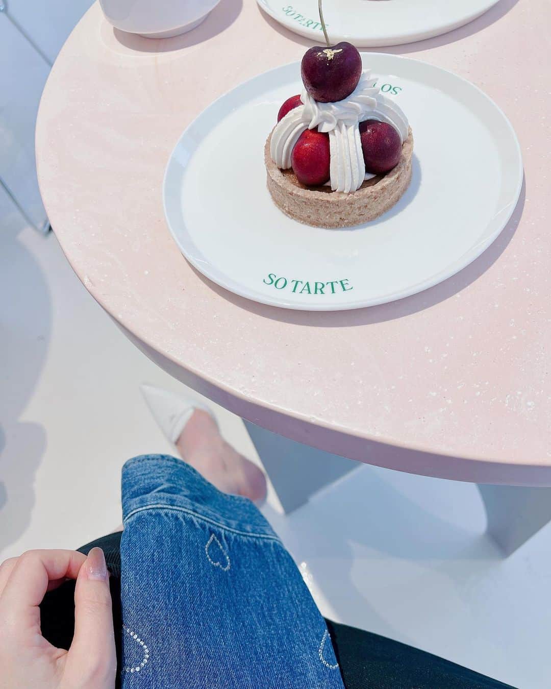 山脇道子のインスタグラム：「@sotarte_ ♡ 表参道店はピンク 代々木上原店はグリーンのテーブルです🫶」