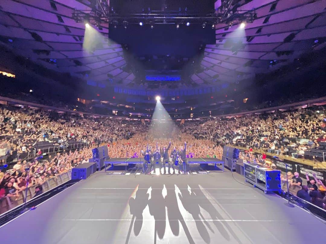 ロニー・ラドクのインスタグラム：「sold out Madison square garden. thank you so much see you next week popular monsTOUR」
