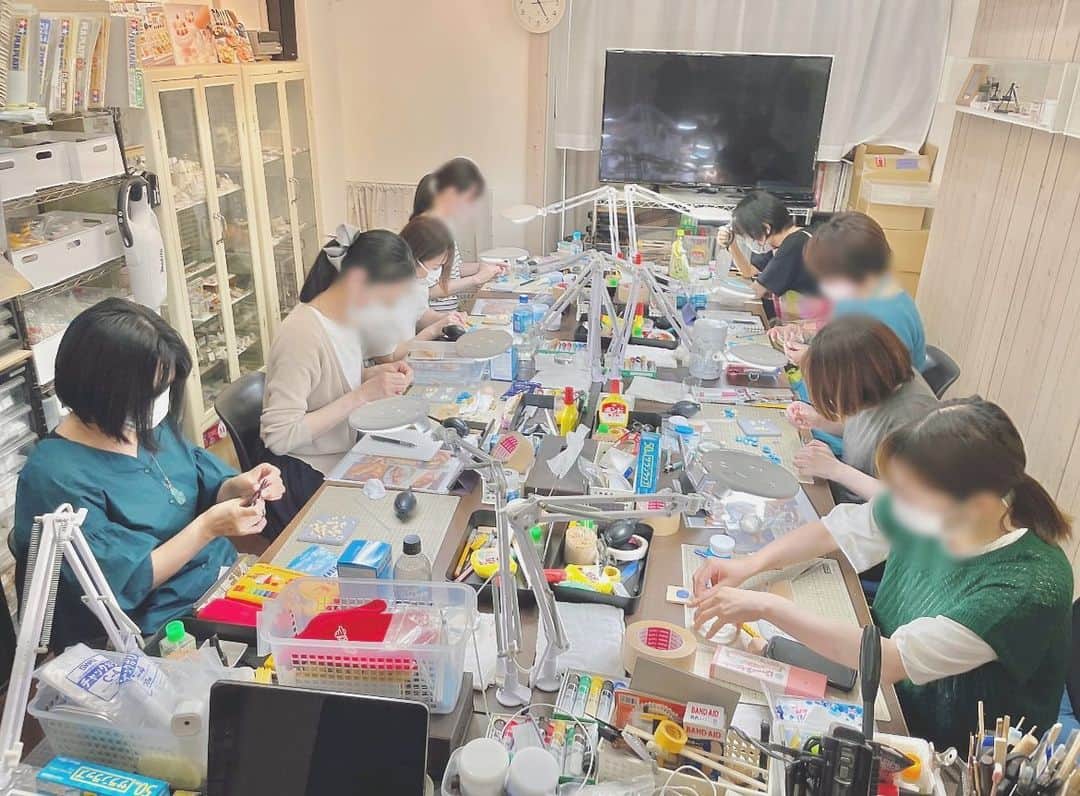 Nunu's Houseのインスタグラム：「🥐 先日はクロワッサン初回でした。 大阪アトリエでの制作風景です📸 これから完成して行くのが 楽しみです✨  #ミニチュア#miniature #ミニチュア教室 #田中智#ハンドメイド #ミニチュアフード #nunushouse」