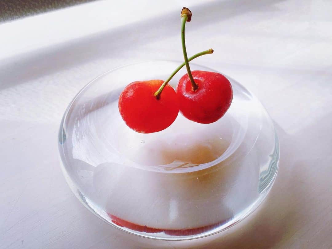 YUKA さんのインスタグラム写真 - (YUKA Instagram)「母から届いた山梨のさくらんぼ🍒 さくらんぼってこんなに美味しかったっけ🥹🤍ふふん、かわいい。」6月24日 10時02分 - yukamoumoon
