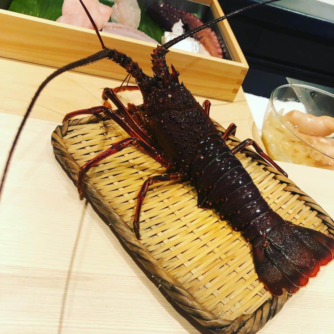 市川九團次 (4代目)のインスタグラム：「銀座の好きな寿司屋へ 丁寧な仕込みにシンプルにお寿司を楽しむ。職人さんの技には驚くばかりです。」