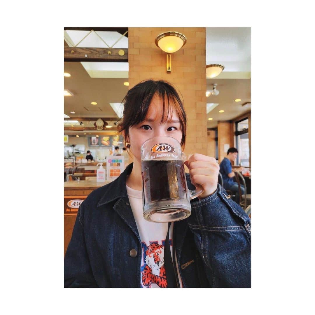 のインスタグラム：「--- ルートビア、嫌いじゃない。 むしろ好き。  #でかすぎた   . #沖縄 #ルートビア #aandw」