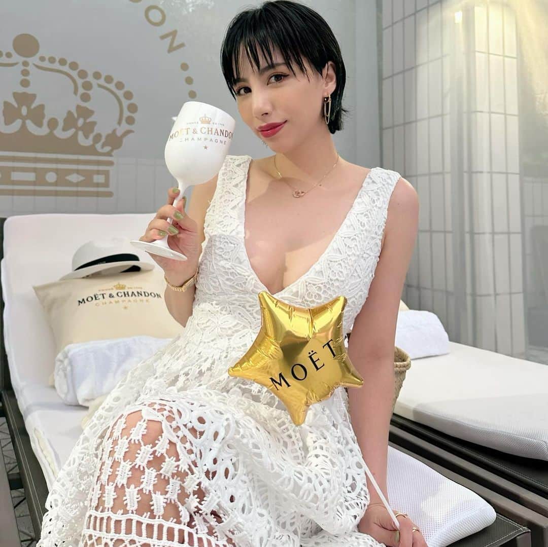 チャベス愛さんのインスタグラム写真 - (チャベス愛Instagram)「@moetchandon  "Summer Beach Club with Moët & Chandon by the skyline " . . ANAインターコンチネンタルホテル東京ガーデンプールに「モエ・シャンドン」のラグジュアリーな世界観万歳の空間が夏にOPENするので一足お先に遊びに行ってきたよ❤️🍾 . . やっぱりプールで飲むシャンパンは最高だね✨ ドレスコードはゴールドのアクセサリー💎 . . #Hostedby @moetchandon #MoetChandonbytheskyline #ANAインターコンチネンタルホテル東京 #moetchandon #モエシャンドン #Sponsored #DrinkResponsibly」6月24日 10時15分 - ai_officialx
