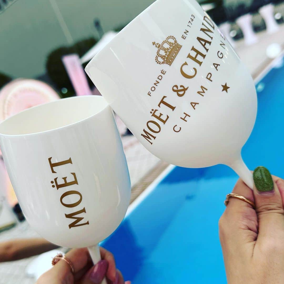 チャベス愛さんのインスタグラム写真 - (チャベス愛Instagram)「@moetchandon  "Summer Beach Club with Moët & Chandon by the skyline " . . ANAインターコンチネンタルホテル東京ガーデンプールに「モエ・シャンドン」のラグジュアリーな世界観万歳の空間が夏にOPENするので一足お先に遊びに行ってきたよ❤️🍾 . . やっぱりプールで飲むシャンパンは最高だね✨ ドレスコードはゴールドのアクセサリー💎 . . #Hostedby @moetchandon #MoetChandonbytheskyline #ANAインターコンチネンタルホテル東京 #moetchandon #モエシャンドン #Sponsored #DrinkResponsibly」6月24日 10時15分 - ai_officialx
