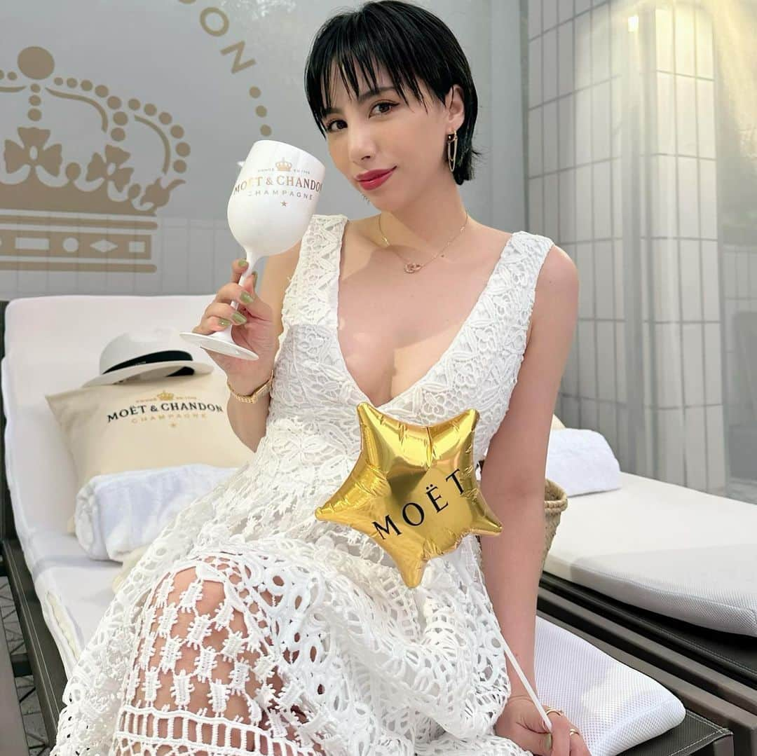 チャベス愛のインスタグラム：「@moetchandon  "Summer Beach Club with Moët & Chandon by the skyline " . . ANAインターコンチネンタルホテル東京ガーデンプールに「モエ・シャンドン」のラグジュアリーな世界観万歳の空間が夏にOPENするので一足お先に遊びに行ってきたよ❤️🍾 . . やっぱりプールで飲むシャンパンは最高だね✨ ドレスコードはゴールドのアクセサリー💎 . . #Hostedby @moetchandon #MoetChandonbytheskyline #ANAインターコンチネンタルホテル東京 #moetchandon #モエシャンドン #Sponsored #DrinkResponsibly」