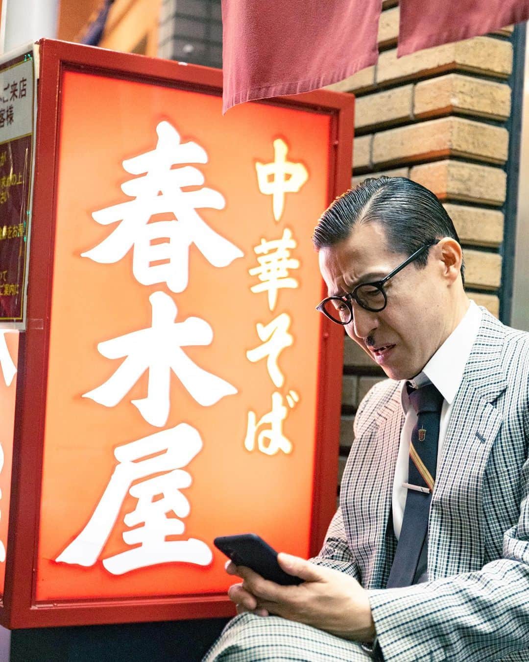 のインスタグラム：「二日酔いには朝ラーメン  #岩井ジョニ男 #ジョニ男 #ジョニスタグラム #jonistagram #イワイガワ #浅井企画 #サラリーマン #whitecollarwork #ninetofiver #東京 #荻窪 #春木屋 #中華そば #km01 #vintage_gentry  #ビンテージオーダースーツジェントリー  #instagram  #instagood  #model #cool #cooljapan」