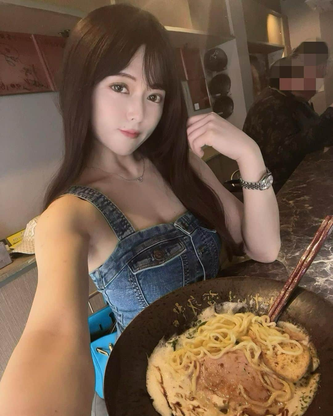 AYUNAのインスタグラム：「絶対スワイプしてね🫶  🦪✖️豆乳ラーメン✨🍜✨  マジで見た目もお味も最高でしたぁ🥰🍀🍀  ミネラルとコラーゲン大事😚  有名人のサインがいっぱいありました😊✨  PR @tadahen.nakano #ただいま変身中 #牡蠣ラーメン #フレンチラーメン #中野ラーメン #中野フレンチ #中野グルメ #中野ランチ #ラーメンマニア」