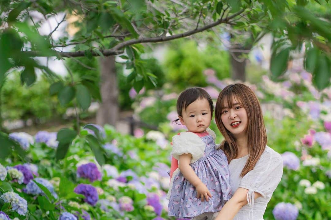 武田るいさんのインスタグラム写真 - (武田るいInstagram)「紫陽花　~ 🏵️ 去年の紫陽花投稿から1年たって白玉お師匠すくすく成長中~👶🏻💓 静かにずっと活発に動いてるタイプ👸✨ 毎日が宝物　👼　♡  #一歳５ヶ月 #べびすたぐらむ #家族写真 #親子 #family #紫陽花 #静岡 #baby」6月24日 10時22分 - rui_1002