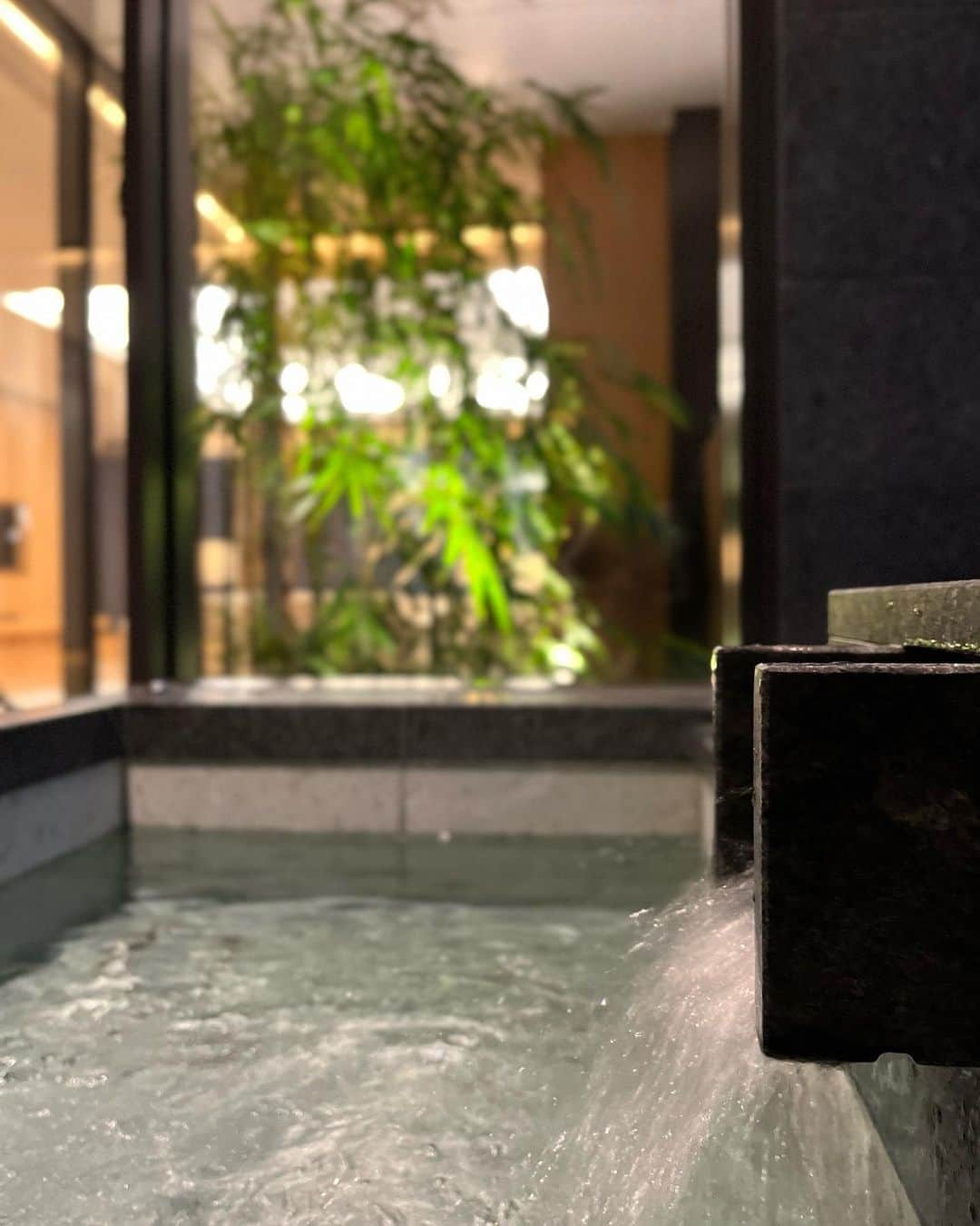 ホテルオークラ東京 Hotel Okura Tokyoさんのインスタグラム写真 - (ホテルオークラ東京 Hotel Okura TokyoInstagram)「Luxury bath time looking at spot garden🛁 坪庭を眺めながら過ごす贅沢なバスタイム🌿  “Presidential Suite” The Okura Heritage Wing 「プレジデンシャルスイート」 オークラ ヘリテージウイング  #スイートルーム  #ホテルステイ #ステイケーション #ワーケーション  #東京ホテル #都内ホテル #港区ホテル #ラグジュアリーホテル  #theokuratokyo #オークラ東京  #hotelroom  #hotelsuite #suiterooom #staycation #tokyohotel #luxuryhotel #luxurylifestyle #luxuryhome #lhw #uncommontravel #lhwtraveler #东京 #酒店 #도쿄 #호텔 #일본 #ญี่ปุ่น #โตเกียว #โรงแรม #japon」6月24日 10時32分 - theokuratokyo