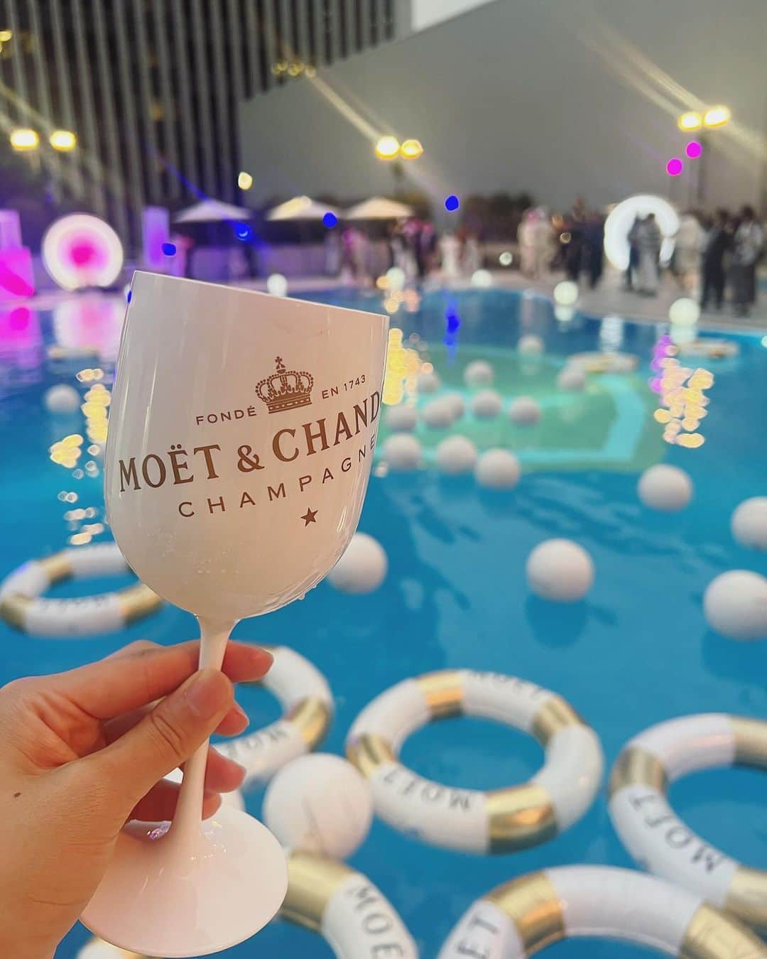 細田海友さんのインスタグラム写真 - (細田海友Instagram)「Summer Beach Club with Moët & Chandon by the skyline  が６月２４日の本日からOpen🛟🥂🤍  Openに先駆けオープニングパーティーに お邪魔して来ました✨✨✨  「モエ・エ・シャンドン」のラグジュアリーな世界観 ✖︎都会のオアシスを感じられるガーデンプール  この夏はプールを楽しみながら モエ・エ・シャンドンで乾杯🥂💕 是非💗みなさん遊びに行ってみてね😉💕  ANAインターコンチネンタルホテル東京 4F ガーデンプール 開催期間：2023年6月24日(土)～9月30日(土)  夏季限定Open🛟🥂🤍  @moetchandon @anaintercontinentaltokyo  #Hostedby @moetchandon #MoetChandonbytheskyline #ANAインターコンチネンタルホテル東京 #moetchandon #モエシャンドン #Sponsored #DrinkResponsibly」6月24日 10時33分 - miyuu_bigbaby