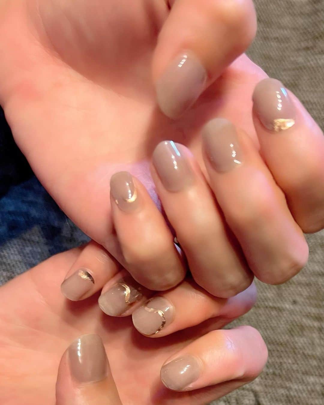 坂田梨香子のインスタグラム：「_  爪に貼って、サイズに合わせて切ってジェルライトで硬化させるだけのめちゃくちゃ簡単なエシカルジェルネイルシール 💅  @esshimo_jp   時間がなくても、仕事の都合でいつネイルオフしなくちゃいけないときでも気軽にできるからジェルネイルシールよく使ってます✌️ サロンジェルオフしたてで爪も弱ってるからサロンネイルは控えたい時にも大助かり。 こちらはウェービーグレイジュ😽  #esshimo #エシカルネイル #ジェルネイルシール」