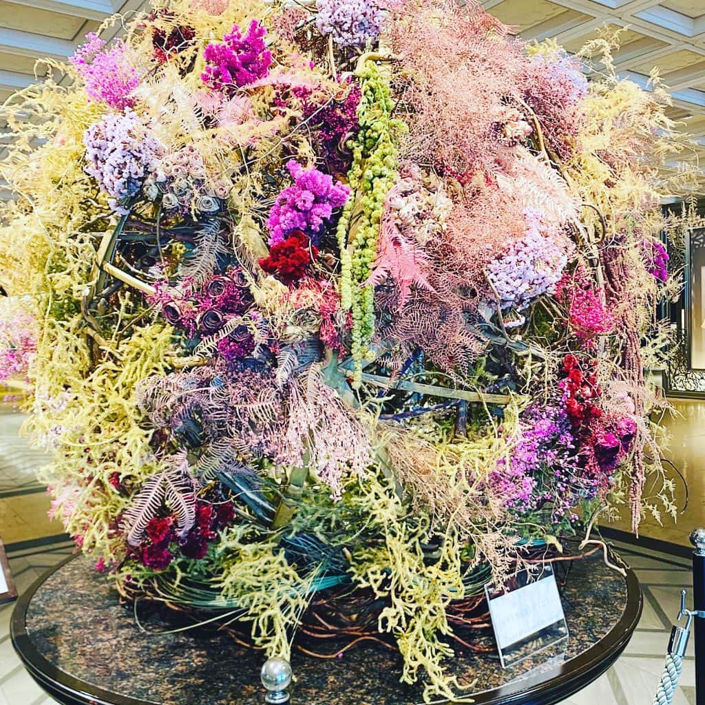 勝恵子のインスタグラム：「ある会に出席のため@東京プリンス。 破棄されてしまうロスフラワーを使った、サスティナブルなデコレーションだそうです。✨✨  #flowers  #flowerarrangement  #sustinable」