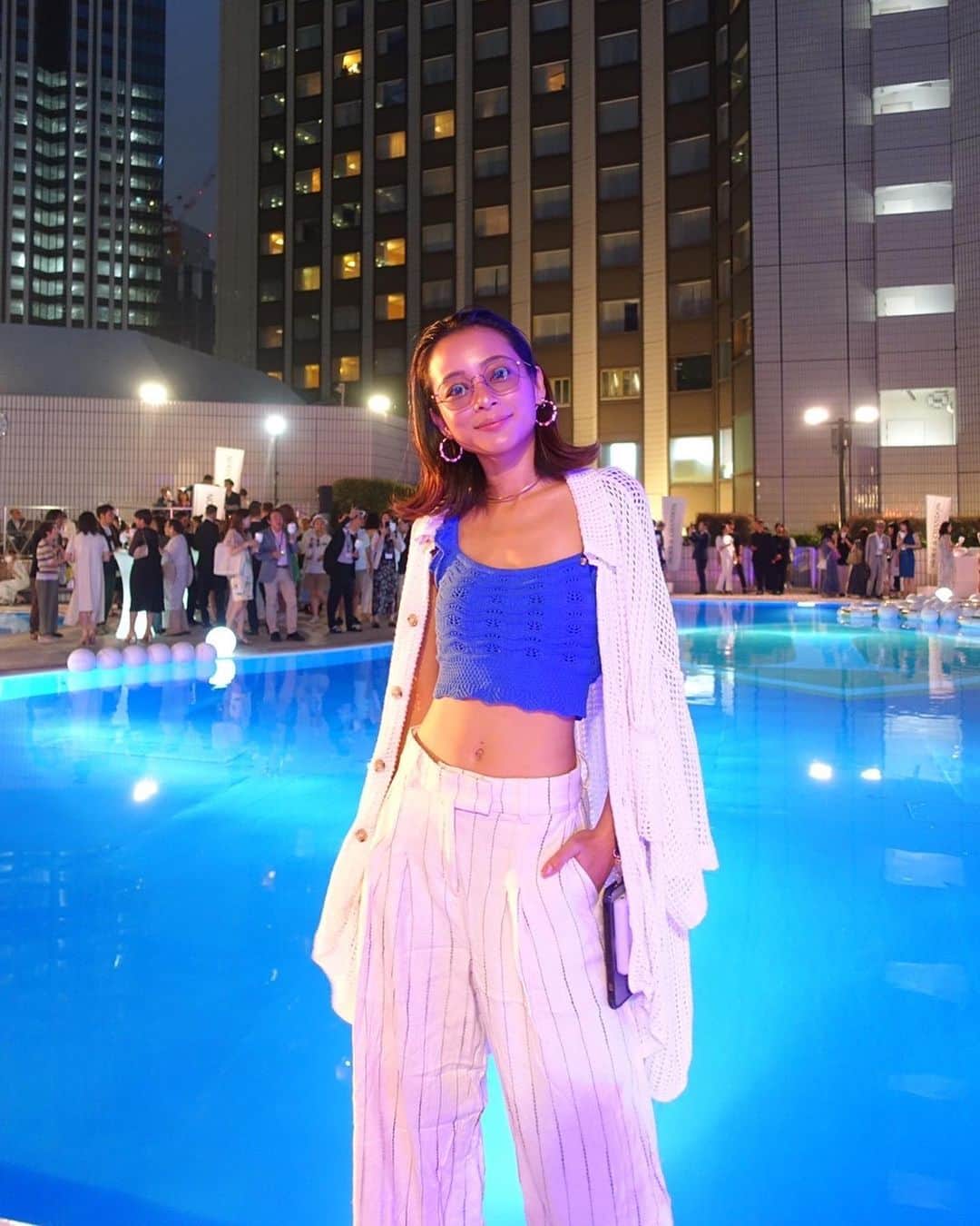 脇田恵子のインスタグラム：「🍾✨⛱️ at the skyline 🌃 (summer beach club) #Hostedby @moetchandon  ＊ リゾートカジュアルハンサムワキタ🏝️爆誕←  リネンのワイドパンツ ブルーのフリルキャミ💙 これからたくさん使えそう メイクと羽織で色々気回せそうだなぁ🤔  大好きなサマーニットの季節や🤗  衣装増やさなきゃ🤗❗️  #Hostedby @moetchandon #MoetChandonbytheskyline #ANAインターコンチネンタルホテル東京 #moetchandon #モエシャンドン #Sponsored #DrinkResponsibly」