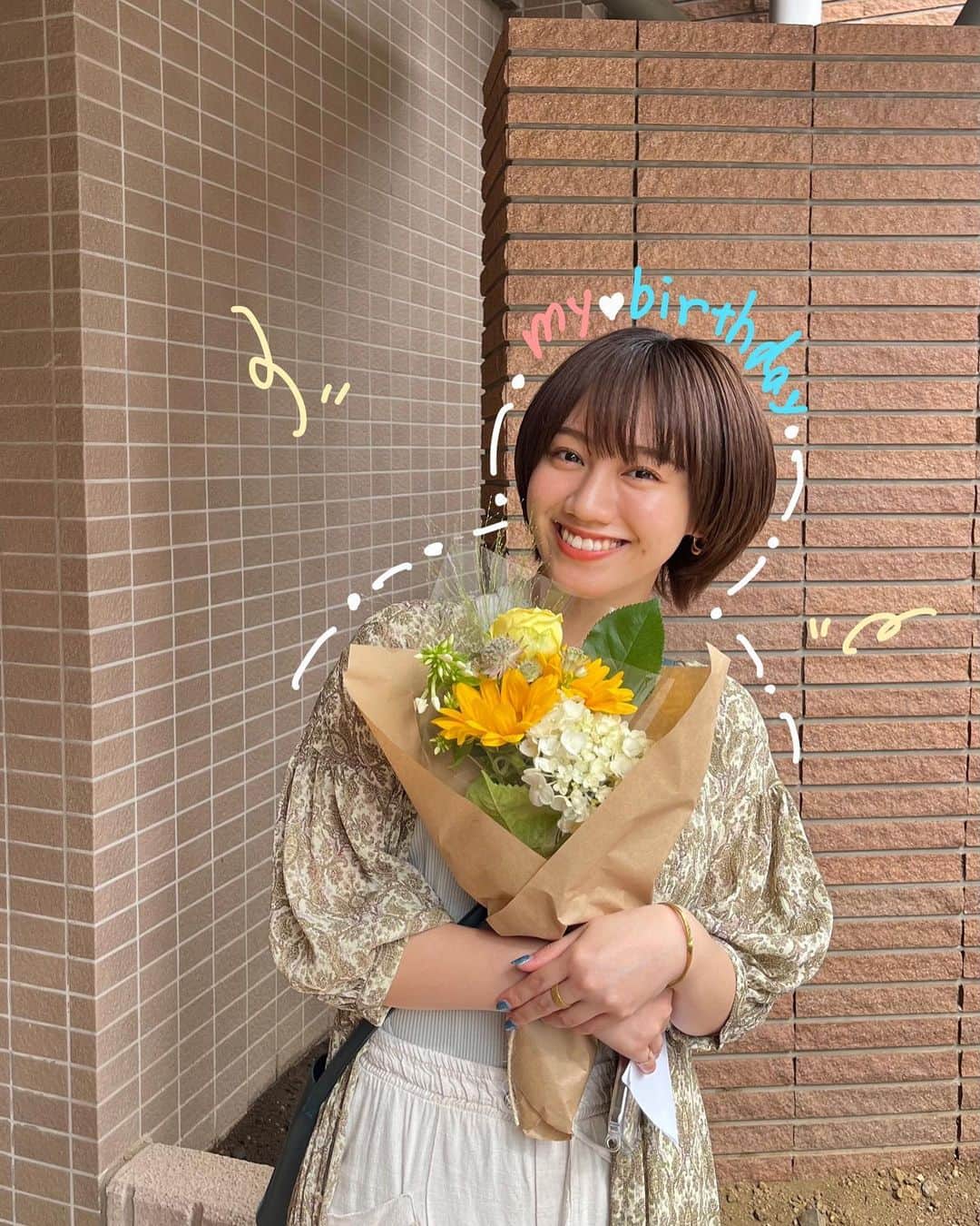 邑菜のインスタグラム：「この前、幼馴染がバースデー祝ってくれました🎂 サプライズでお花とケーキもらって感動🥹 お花がそれぞれイメージ通りで一生懸命考えてくれたんだって嬉しくなった🌼 幸せすぎて失神。。  #mybirthday #23 #flowers #cake #サプライズ」