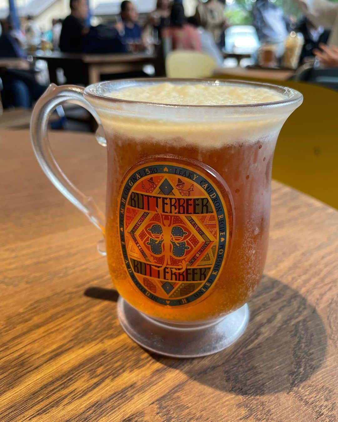 小橋めぐみのインスタグラム：「初めてのバタービール🍺 ヒゲを作りたかったのですが、上手くいかず、ただベタベタになりました😅 とっても美味しかったので、その場で作り方を検索。家でもやってみよっと。 このカップは自分で洗って持ち帰ることができます。エコ！  #バタービール #ハリーポッター  #ハーマイオニー #ハリーポッタースタジオツアー」