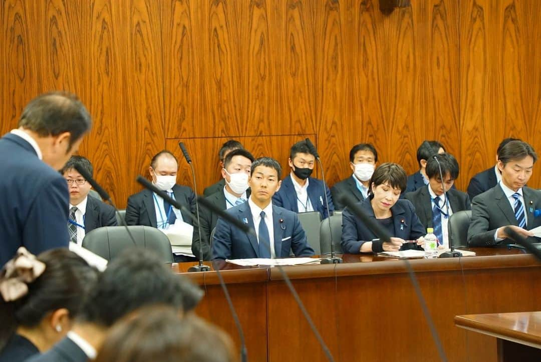 山本左近さんのインスタグラム写真 - (山本左近Instagram)「先の通常国会では、文科大臣政務官として、初の国会答弁をしました。  昨年は初めて国会質問をしましたが、答弁というのはまた一段と違った難しさがありました。  委員会によって、高市大臣、西村大臣、小倉大臣などの横に座らせていただく機会もあり、  それぞれの大臣答弁がとても的確で且つわかりやすくご答弁されている様子を近くから見させて頂けたことは、とっても大きな学びとなりました。  一方で、噂に聞いていた通り「明日◯◯委員会で〜〜議員からの質問通告で答弁が当たりました。」と前夜に秘書官から電話をもらうこともありました。  質問通告が遅いと官僚の皆さんは徹夜で仕事、答弁者の僕は早朝から答弁レクが入ります。 そしてバタバタと答弁準備しながら委員会にいっても空振り(質問が当たらない)ということも少なくありませんでした。。  こういったことも含めて、常に状況が変化する国会においては、臨機応変、対応力が必要なのかもしれません。  しかし、よく言われていることですが、議員側からの質問通告を予定通りして頂くことで、官僚の皆さんの夜中勤務のような働き方を改善できる可能性はありますし、  また答弁作成の方法も生成AIなどの新しいデジタル技術を道具として活用することで業務の効率化がより一層進められること等の議論もなされています。  当選して2年に満たない早いうちに、行政府の立場から国会を経験させて頂いたことは大きな財産です。  これもひとえに、日頃から応援して頂いている皆さまのお陰であります。  いつもありがとうございます。  #国会 #答弁」6月24日 10時51分 - sakon_yamamoto