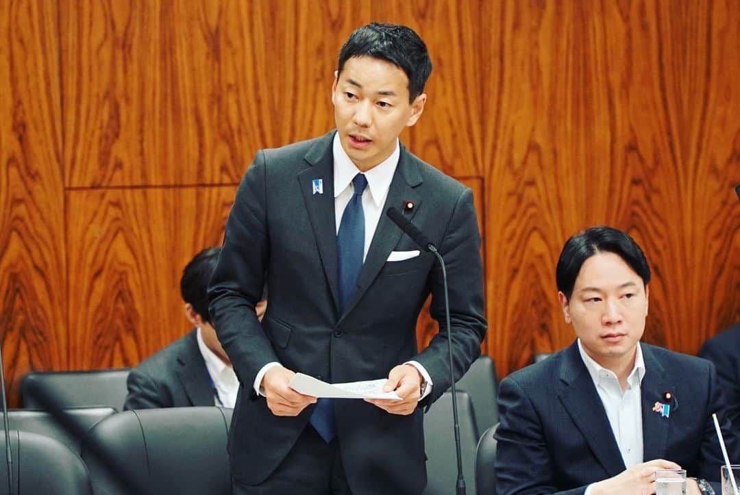 山本左近さんのインスタグラム写真 - (山本左近Instagram)「先の通常国会では、文科大臣政務官として、初の国会答弁をしました。  昨年は初めて国会質問をしましたが、答弁というのはまた一段と違った難しさがありました。  委員会によって、高市大臣、西村大臣、小倉大臣などの横に座らせていただく機会もあり、  それぞれの大臣答弁がとても的確で且つわかりやすくご答弁されている様子を近くから見させて頂けたことは、とっても大きな学びとなりました。  一方で、噂に聞いていた通り「明日◯◯委員会で〜〜議員からの質問通告で答弁が当たりました。」と前夜に秘書官から電話をもらうこともありました。  質問通告が遅いと官僚の皆さんは徹夜で仕事、答弁者の僕は早朝から答弁レクが入ります。 そしてバタバタと答弁準備しながら委員会にいっても空振り(質問が当たらない)ということも少なくありませんでした。。  こういったことも含めて、常に状況が変化する国会においては、臨機応変、対応力が必要なのかもしれません。  しかし、よく言われていることですが、議員側からの質問通告を予定通りして頂くことで、官僚の皆さんの夜中勤務のような働き方を改善できる可能性はありますし、  また答弁作成の方法も生成AIなどの新しいデジタル技術を道具として活用することで業務の効率化がより一層進められること等の議論もなされています。  当選して2年に満たない早いうちに、行政府の立場から国会を経験させて頂いたことは大きな財産です。  これもひとえに、日頃から応援して頂いている皆さまのお陰であります。  いつもありがとうございます。  #国会 #答弁」6月24日 10時51分 - sakon_yamamoto