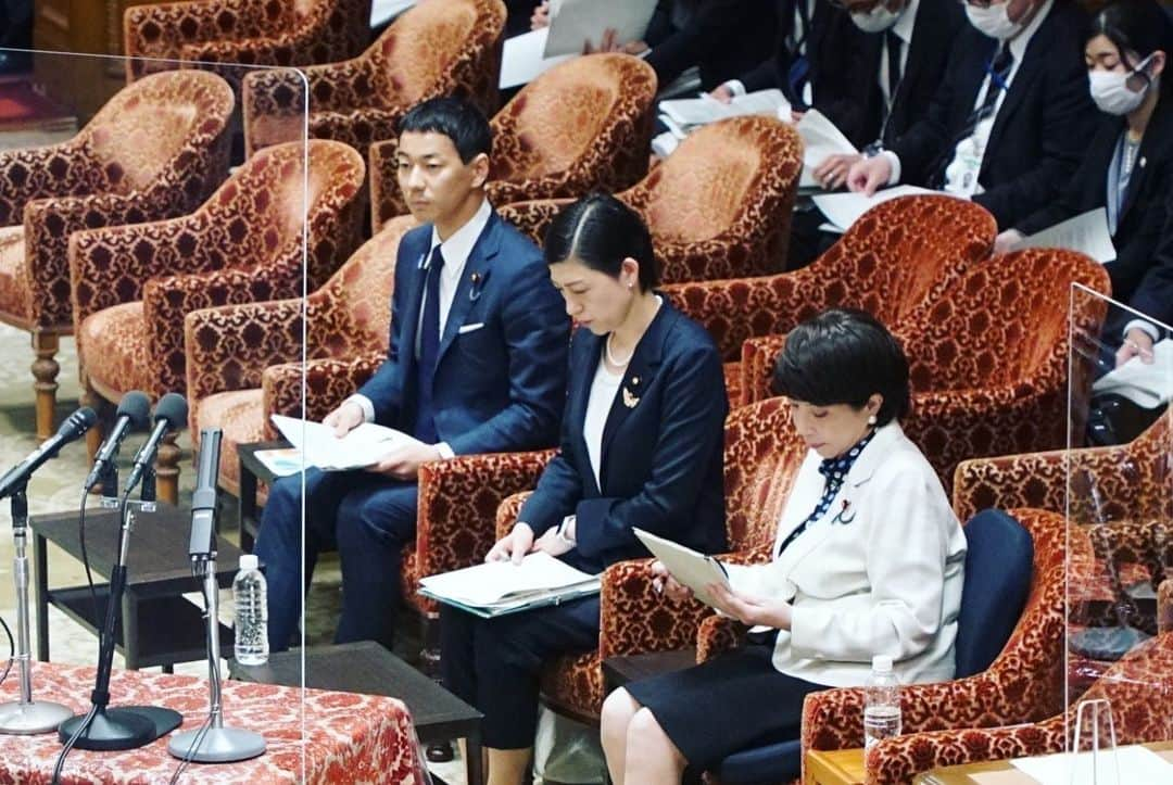 山本左近さんのインスタグラム写真 - (山本左近Instagram)「先の通常国会では、文科大臣政務官として、初の国会答弁をしました。  昨年は初めて国会質問をしましたが、答弁というのはまた一段と違った難しさがありました。  委員会によって、高市大臣、西村大臣、小倉大臣などの横に座らせていただく機会もあり、  それぞれの大臣答弁がとても的確で且つわかりやすくご答弁されている様子を近くから見させて頂けたことは、とっても大きな学びとなりました。  一方で、噂に聞いていた通り「明日◯◯委員会で〜〜議員からの質問通告で答弁が当たりました。」と前夜に秘書官から電話をもらうこともありました。  質問通告が遅いと官僚の皆さんは徹夜で仕事、答弁者の僕は早朝から答弁レクが入ります。 そしてバタバタと答弁準備しながら委員会にいっても空振り(質問が当たらない)ということも少なくありませんでした。。  こういったことも含めて、常に状況が変化する国会においては、臨機応変、対応力が必要なのかもしれません。  しかし、よく言われていることですが、議員側からの質問通告を予定通りして頂くことで、官僚の皆さんの夜中勤務のような働き方を改善できる可能性はありますし、  また答弁作成の方法も生成AIなどの新しいデジタル技術を道具として活用することで業務の効率化がより一層進められること等の議論もなされています。  当選して2年に満たない早いうちに、行政府の立場から国会を経験させて頂いたことは大きな財産です。  これもひとえに、日頃から応援して頂いている皆さまのお陰であります。  いつもありがとうございます。  #国会 #答弁」6月24日 10時51分 - sakon_yamamoto