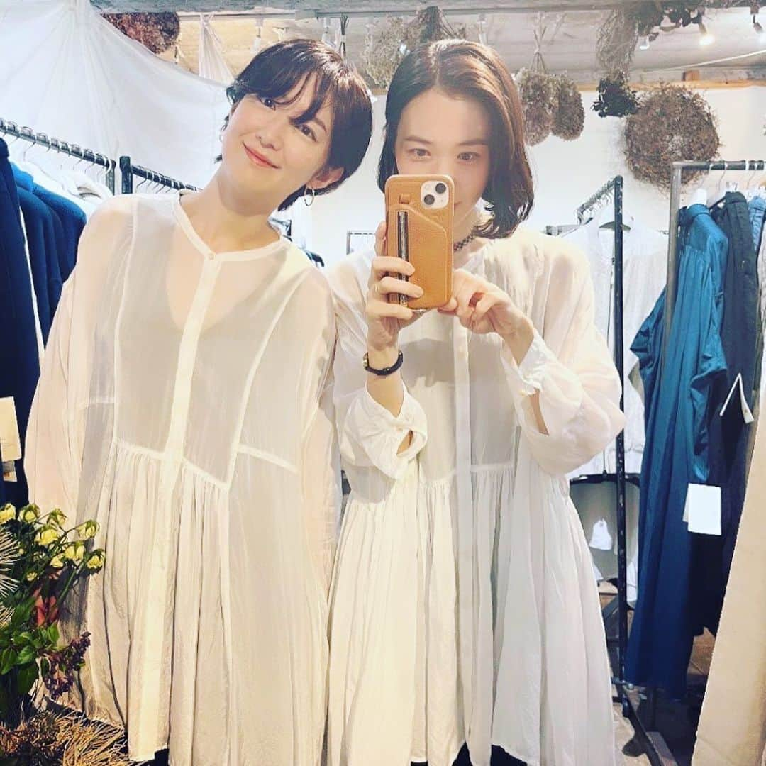 YUKA さんのインスタグラム写真 - (YUKA Instagram)「先日はさちちゃん( @sachitainaka )に誘って頂いて、suzuki takayuki 2023-24 autumn-winter collectionへおじゃましてきましたー✨  suzuki takayuki ( @suzukitakayuki_atelier )さんのお洋服は、とろりと、やわらかい、繊細な造りに、眺めているだけでうっとりします。  そして身に纏った瞬間、ふわり、やさしく包まれるような着心地にさらなる感動が。。。🕊  2018年のmoumoonのALBUM 「Flyways」のジャケットでは、柾くんとYUKA2人でtakayukiさんのお洋服を着させて頂いてます🦋  さんざん迷ったけど、笑 さちちゃんはお店のスタッフさんばりの寄り添ってくれ☺️ takayukiさんも、スタッフのnatsumiさんも一緒に選んでくれて。ありがとうございました^_^  ずっとたいせつに着よう、と心に決めたよ✨✨  やさしい出逢いにありがとう♡  #suzukitakayuki #moumoon #flyways」6月24日 11時04分 - yukamoumoon