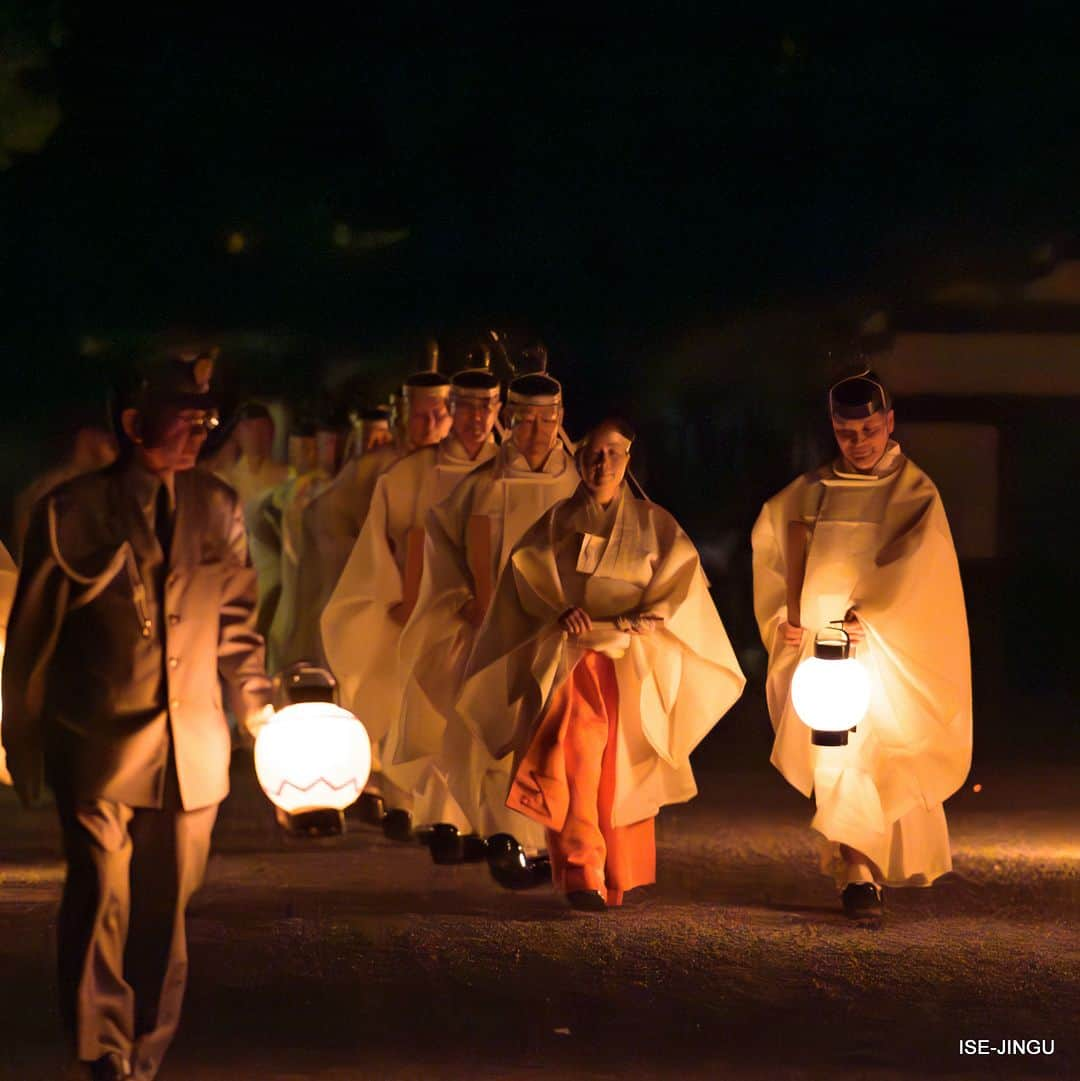 伊勢神宮のインスタグラム：「#伊勢神宮 #神宮 #神社 #心のふるさと #内宮 #皇大神宮 #月次祭 #由貴大御饌 #参進 #提灯 #浄闇 #isejingu #jingu #soul_of_japan #japan #jinja #shinto #naiku #kotaijingu #tsukinami_sai #paperlantern」