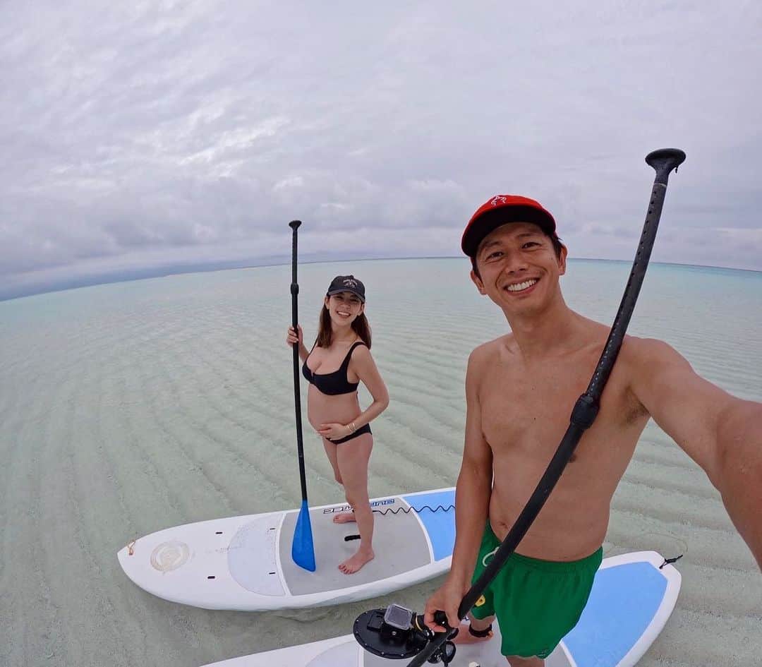 鮎河ナオミさんのインスタグラム写真 - (鮎河ナオミInstagram)「SUPで百合ヶ浜へ🏄‍♀️  夏子さん @natsuko_hirata の真似して撮ってみました🤰2枚目も😂  雨が降った後なのに、海の透明度が凄い！！ 与論島の海ってキレイだな〜🥹  #gopro #goprojp #gdome #yoron」6月24日 11時05分 - naomiayukawa