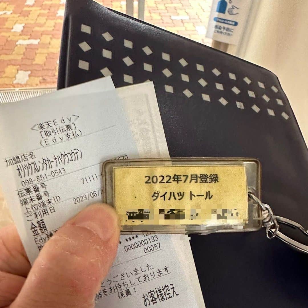 津田大介のインスタグラム：「一昨日昨日の1泊2日で沖縄出張に。  一昨日の夕方入ってホテルで19時から生放送して、20:30から別日の収録。その後は翌日の資料づくり。  翌朝早起きして仕事するつもりが起きられず、さっと風呂入って平和祈念公園へ。  慰霊の日の式典を中継して、メシ食って帰京するはずが道路が事故で大渋滞して15:25の便に乗れず16:40の便で東京に戻り、飛行機の中で資料をつくって20時から来週の番組を収録し、21:50から金曜の分の生放送（慰霊の日の話をした）をやって、23時過ぎに解放される。  そういえばせっかく沖縄行ったわけだしなんか写真でも撮ったかなと思ってフォトロールを見たら唯一この写真（県庁に取材入構申請にレンタカーの車のナンバーが必要でそのために撮った）が見つかったのであった……。  今日はこれから火曜までいわきに出張。来週末は京都〜神戸に。再来週末は名古屋へと忙しい日々が続く。あー来月末はフジロックなのだった！」
