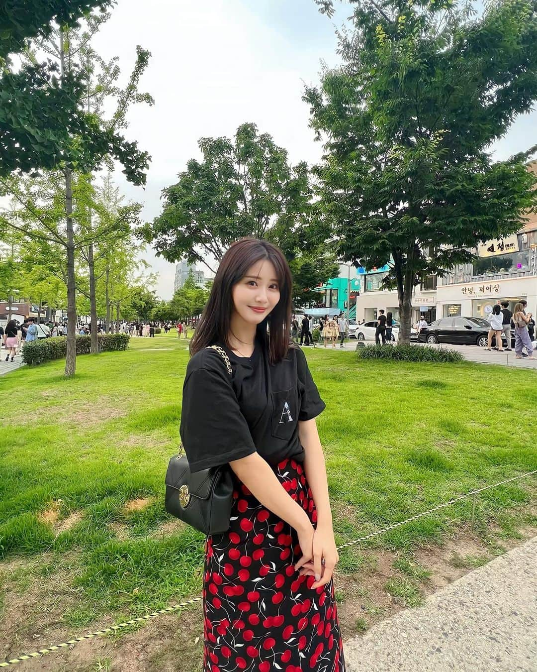 一木美里さんのインスタグラム写真 - (一木美里Instagram)「#memories💕 🇰🇷🫶🏻🥰📸✨  tops #aimeleondore  bag #metrocity dress #reformation  #seoul#MillyKorea#ソウル#韓国旅行#koreanfood#コーデ#오늘코디」6月24日 11時01分 - misato_ichiki