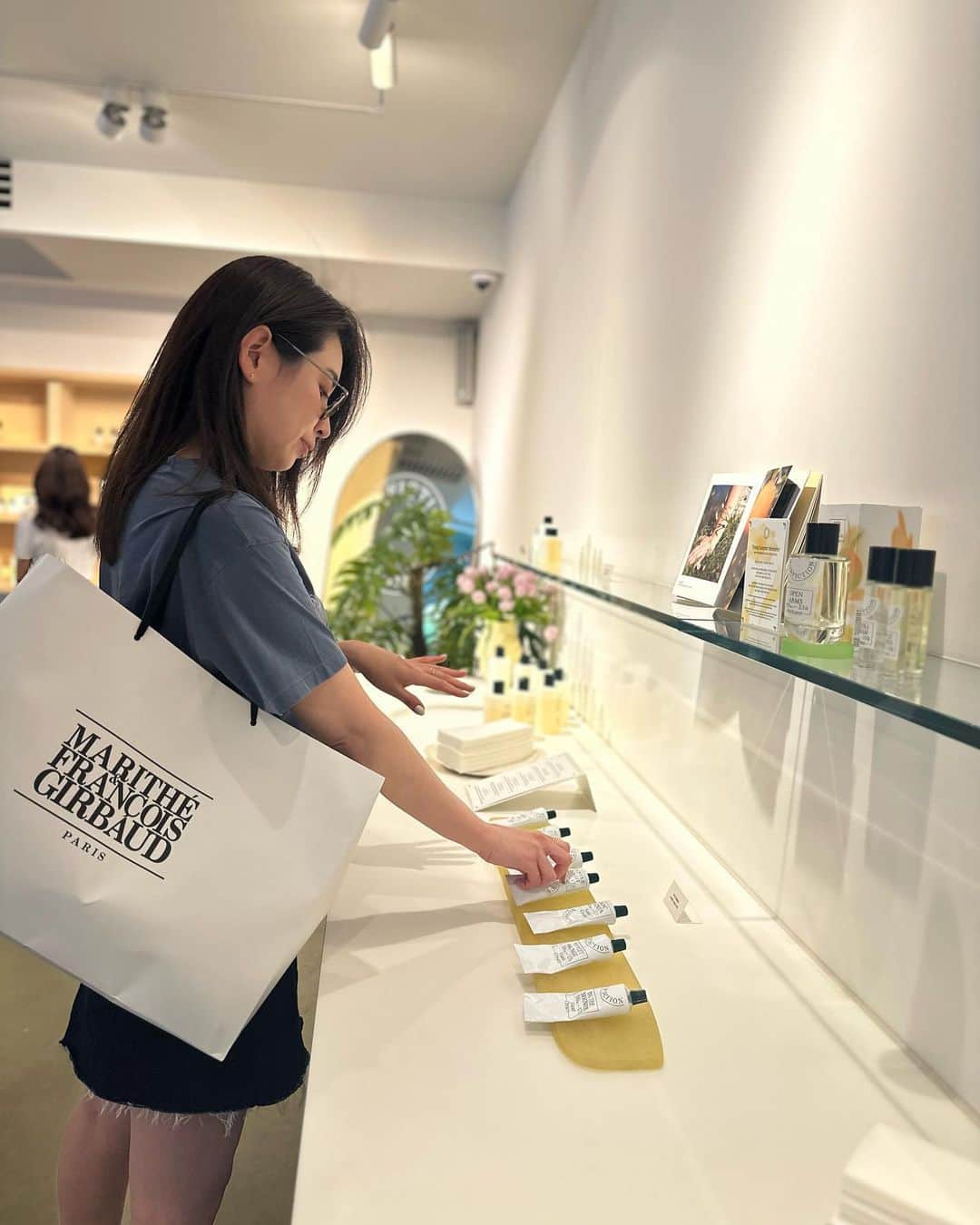 小澤名代さんのインスタグラム写真 - (小澤名代Instagram)「韓国コスメの市場調査🇰🇷 2日間、歩きまくって見つけたオススメスポットをご紹介。  pesade @pesade_official  韓国では香りのアイテムのブランドが流行っていてハンナム店がとにかくおしゃれ。香りもおしゃれ。 ついついパケ買いしちゃう可愛さ♡  tambouris @tamburinsofficial  BLACKPINKのjennyがモデルて今話題のビューティーブランド。 香りが全部良くて選べなかった。デザインと見た目だけでなく中身も優秀！  AMUSE @amuse @amuse.jp  韓国でも日本でも人気のヴィーガンコスメブランド。 可愛いだけでなく肌に優しく環境に優しく、そして色やテクスチャーも可愛くて、ティントのリップが特に人気。 　  NONFICTION @official.nonfiction  厳選された植物性原料を使用したブランド 世界的な調香師と共同で作った香りと肌に優しいVEGAN処方が魅力な人気ブランドでボディソープやハンドソープなど洗うだけで癒される香り。  全て江南区のストアです♡ 日本にもないショップなので行く価値あり✨  #韓国コスメ　#韓国おすすめスポット #ヴィーガンコスメ　#フレグランスブランド　#tambourins #nonfiction #amuse #pesage #koreatrip」6月24日 11時13分 - ozawanayo