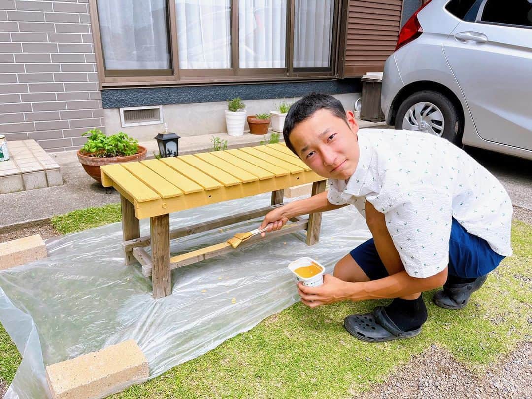 トテンのインスタグラム：「もはや処分しようかな、と思っていた庭の朽ちかけ&半壊ベンチですが、 釘を打ち直し、ペンキを塗ってみたら思った以上に良い具合に蘇りました（笑）  暇そうにその辺に転がっていたたいぽんもウキウキで手伝ってくれました✌🏻  家の壁が黒っぽいので、そのコントラストも悪くない感じです。 また何年かがんばってもらえるといいなー😁」