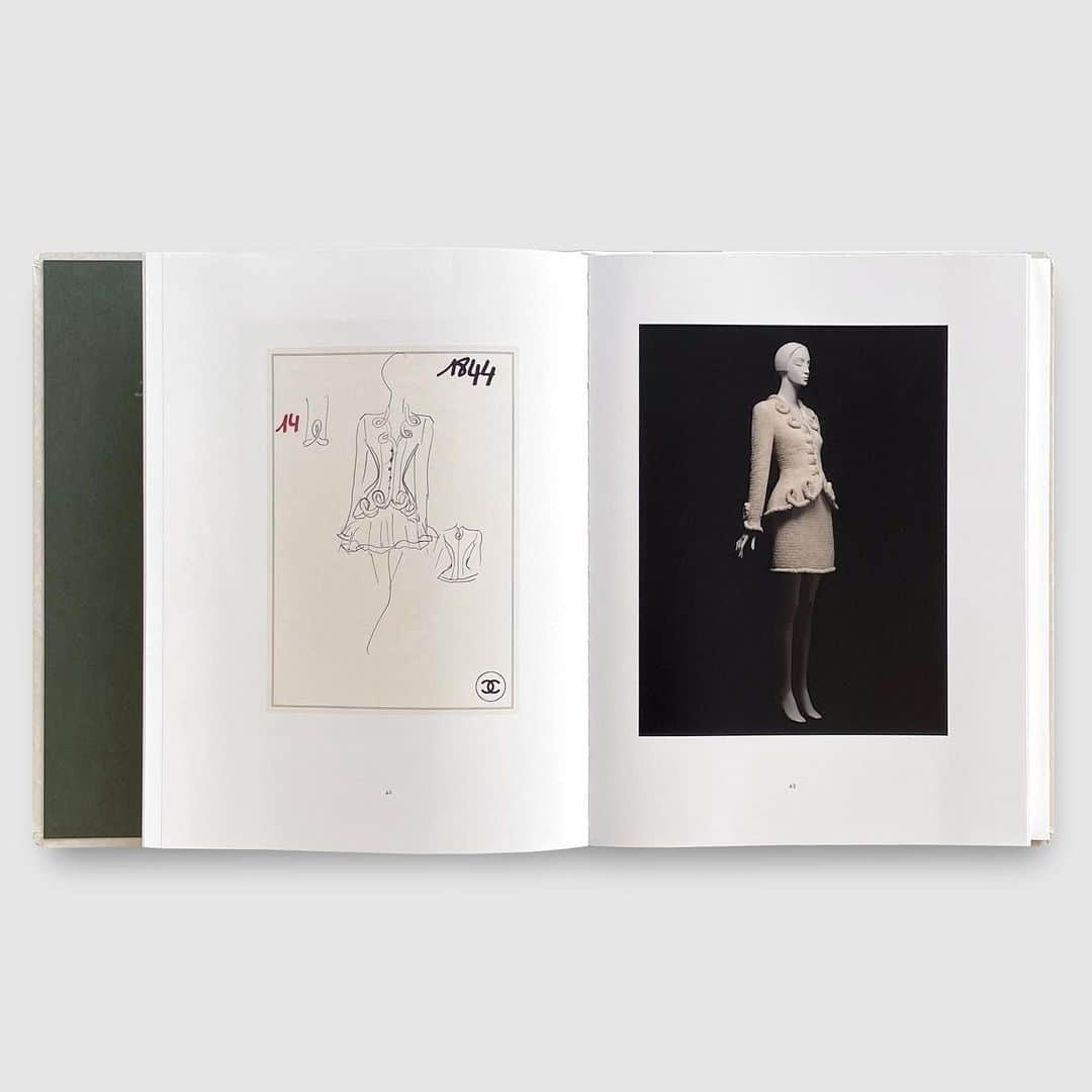 DOVER STREET MARKET GINZAさんのインスタグラム写真 - (DOVER STREET MARKET GINZAInstagram)「Karl Lagerfeld / A Line of Beauty has arrived at Dover Street Market Ginza 7F BIBLIOTHECA.   A Line of Beauty  This first complete investigation into Karl Lagerfeld’s (1933–2019) artistry explores his extraordinary 65-year career, from the designs for Chloé and Fendi in the 1960s and 1970s to his celebrated leadership in the 1980s and beyond at Chanel and with his own label. Inspired by the “line of beauty” theorized by eighteenth-century English painter William Hogarth, this dazzling publication pursues the straight and  serpentine “lines” and their intersections in Lagerfeld’s work as a means of understanding his unique creative process.  The book’s elegant parchment and cloth cover, emulating an artist’s portfolio, opens onto a pageant of stunning new photography by Julia Hetta of Lagerfeld’s fashion alongside the designer’s original sketches. The juxtaposition of drawings with  finished pieces offers a window into Lagerfeld’s creative brilliance. Texts include personal reflections from Lagerfeld’s premières d’ateliers—the seamstresses behind his extraordinary creations—as well as Anna Wintour, Patrick Hourcade, Amanda  Harlech, and Tadao Ando. Not only a lavish objet but also an important resource on Lagerfeld, the book concludes with an illustrated timeline of the designer’s long and illustrious career.  @metmuseum @metcostumeinstitute @karllagerfeld @okrm_london @doverstreetmarketginza @post_books」6月24日 11時15分 - doverstreetmarketginza