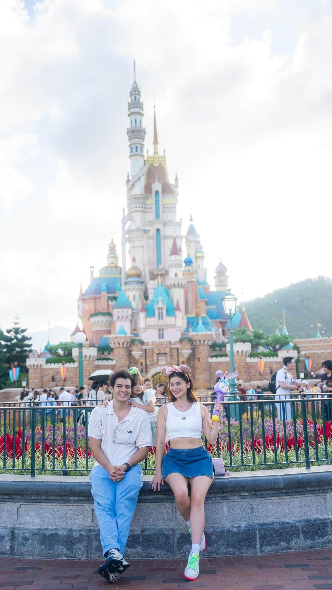 アン・カーティスのインスタグラム：「Once upon a dream with our little princess 👸🏻@erwan  #HKdisneyland #ReignitetheMagic #CastleofMagicalDreams #Momentous」