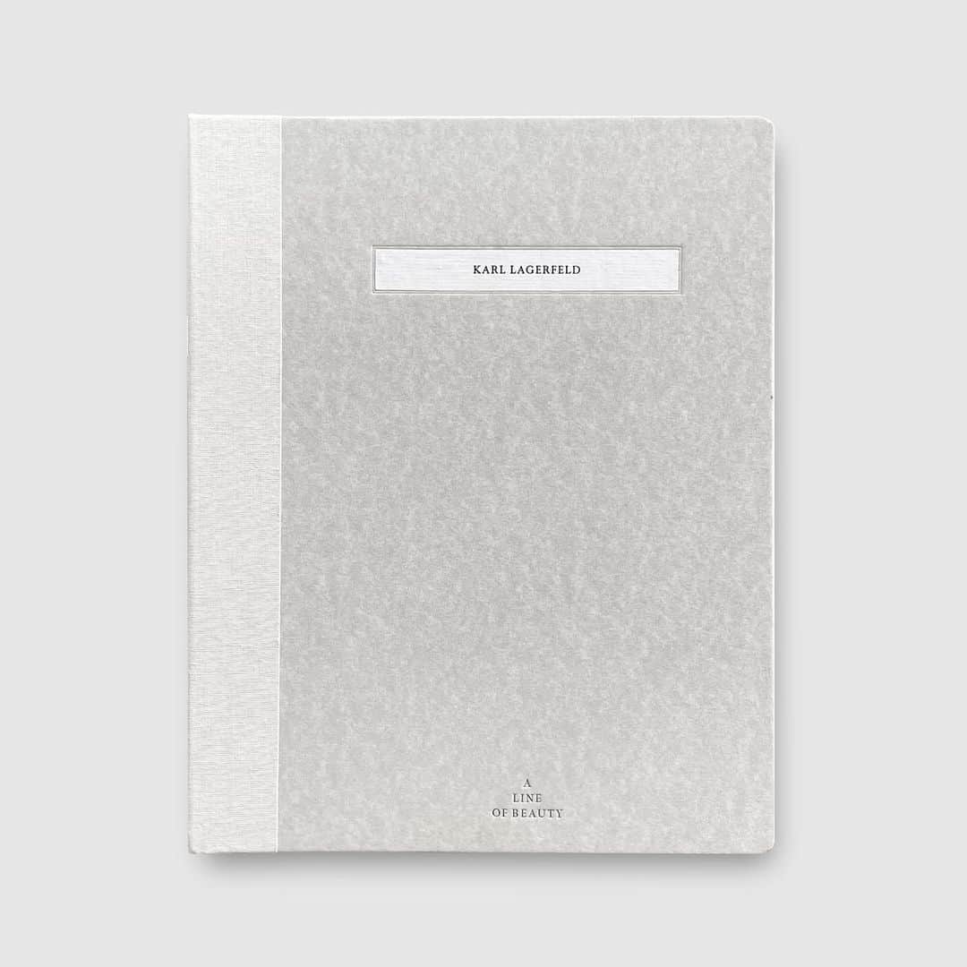 のインスタグラム：「Karl Lagerfeld / A Line of Beauty has arrived at Dover Street Market Ginza 7F BIBLIOTHECA.   A Line of Beauty  This first complete investigation into Karl Lagerfeld’s (1933–2019) artistry explores his extraordinary 65-year career, from the designs for Chloé and Fendi in the 1960s and 1970s to his celebrated leadership in the 1980s and beyond at Chanel and with his own label. Inspired by the “line of beauty” theorized by eighteenth-century English painter William Hogarth, this dazzling publication pursues the straight and  serpentine “lines” and their intersections in Lagerfeld’s work as a means of understanding his unique creative process.  The book’s elegant parchment and cloth cover, emulating an artist’s portfolio, opens onto a pageant of stunning new photography by Julia Hetta of Lagerfeld’s fashion alongside the designer’s original sketches. The juxtaposition of drawings with  finished pieces offers a window into Lagerfeld’s creative brilliance. Texts include personal reflections from Lagerfeld’s premières d’ateliers—the seamstresses behind his extraordinary creations—as well as Anna Wintour, Patrick Hourcade, Amanda  Harlech, and Tadao Ando. Not only a lavish objet but also an important resource on Lagerfeld, the book concludes with an illustrated timeline of the designer’s long and illustrious career.  @metmuseum @metcostumeinstitute @karllagerfeld @okrm_london @doverstreetmarketginza @post_books」