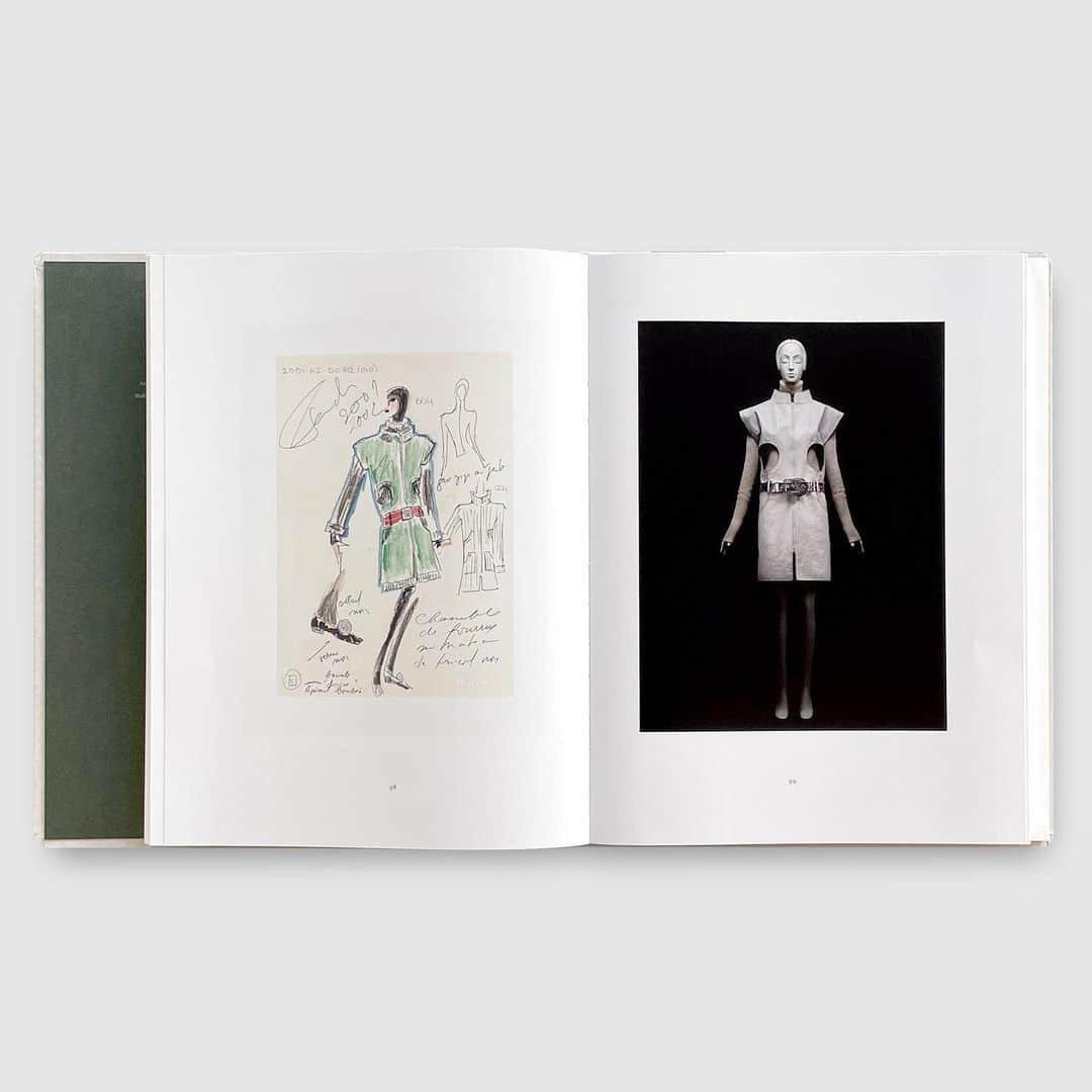 DOVER STREET MARKET GINZAさんのインスタグラム写真 - (DOVER STREET MARKET GINZAInstagram)「Karl Lagerfeld / A Line of Beauty has arrived at Dover Street Market Ginza 7F BIBLIOTHECA.   A Line of Beauty  This first complete investigation into Karl Lagerfeld’s (1933–2019) artistry explores his extraordinary 65-year career, from the designs for Chloé and Fendi in the 1960s and 1970s to his celebrated leadership in the 1980s and beyond at Chanel and with his own label. Inspired by the “line of beauty” theorized by eighteenth-century English painter William Hogarth, this dazzling publication pursues the straight and  serpentine “lines” and their intersections in Lagerfeld’s work as a means of understanding his unique creative process.  The book’s elegant parchment and cloth cover, emulating an artist’s portfolio, opens onto a pageant of stunning new photography by Julia Hetta of Lagerfeld’s fashion alongside the designer’s original sketches. The juxtaposition of drawings with  finished pieces offers a window into Lagerfeld’s creative brilliance. Texts include personal reflections from Lagerfeld’s premières d’ateliers—the seamstresses behind his extraordinary creations—as well as Anna Wintour, Patrick Hourcade, Amanda  Harlech, and Tadao Ando. Not only a lavish objet but also an important resource on Lagerfeld, the book concludes with an illustrated timeline of the designer’s long and illustrious career.  @metmuseum @metcostumeinstitute @karllagerfeld @okrm_london @doverstreetmarketginza @post_books」6月24日 11時19分 - doverstreetmarketginza