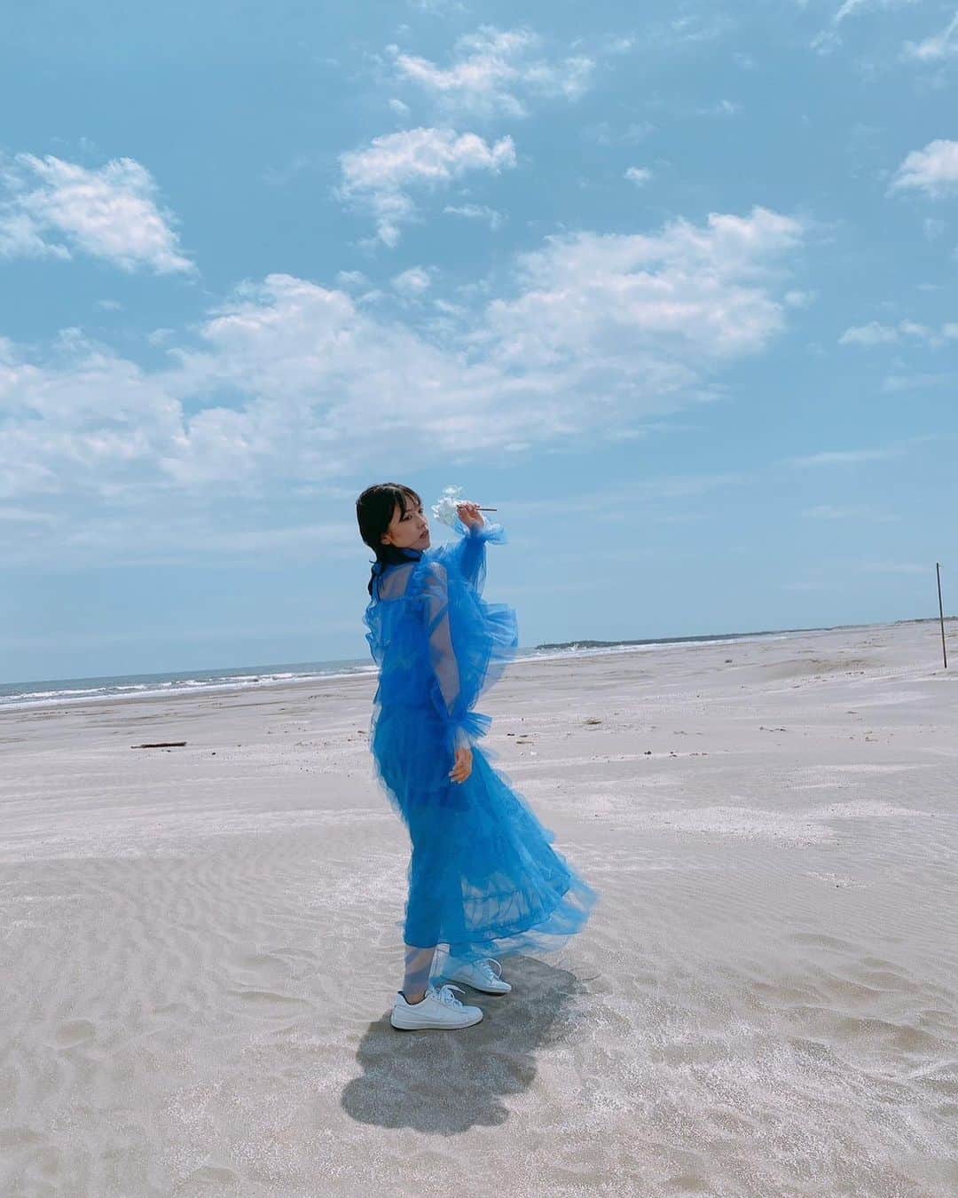 石原夏織のインスタグラム：「Live -bouquet-のアーティスト写真とサイトが公開されました🌼  皆さんチェックしてくれたかな？✨  -bouquet- のオフショットはまたタイミングをみて載せますね！  今日はParagliderのオフショット載せます💙🩵  #Live #bouquet #paraglider #8月6日 #石原夏織」