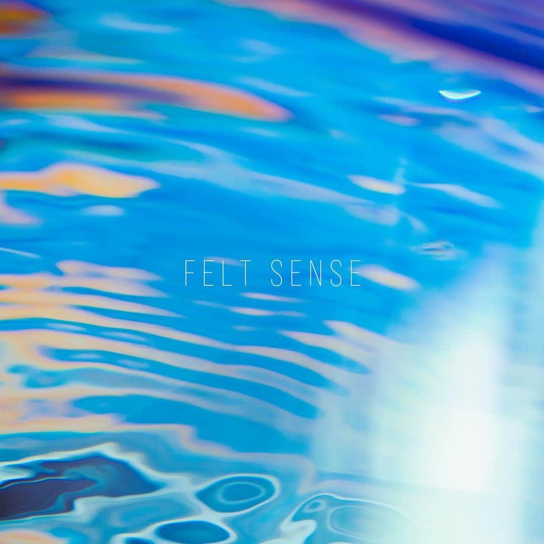 YUKA のインスタグラム：「moumoonの4年ぶりのNEW ALBUM 「FELT SENSE」が、7月26日に発売されます🌞🔥  FELT SENSE(フェルトセンス)とは、”言葉にし難い感覚”のこと。私たちはその感覚に耳を澄ませることによって、気づきを得たり、成長に向かうことができると言われています。  このアルバムの中では、“言葉にし難いけれど、確かに胸の奥に流れている、私たちを突き動かす何か”を、“FELT SENSE”としてテーマに掲げています。  例えば「未来よ、私を追いかけろ」 の中の歌詞にある“感じているのに、言葉にできないもの”。   それは自分らしさとか、魂とか、信念とか、いろんな言い方ができると思うけど・・・。  人生の道を指し示す、コンパスのような働きをする何か。その導きに従って、私たちは日々様々な選択をしているような気がします。  “FELT SENSE”を、自分の感覚を信じることが、今、とても大切だと私は思っています。  moumoonの音楽を通じて、聴いてくださる皆さんの胸の奥に流れているもの"FELT SENSE"と繋がることができれば、嬉しいです！！  初回盤にはアコースティックセルフカバーアルバム、 -ACOMOON- Vol.2も入っている豪華版なのです☺️✨  特典のmoumoonオリジナルミニポーチがもらえる、初回盤の早期ご予約は、明日、6月25日(日)の23:59までとなります✨お忘れなくー❣️  らぶ🫶  #moumoon #feltsense #newalbum」