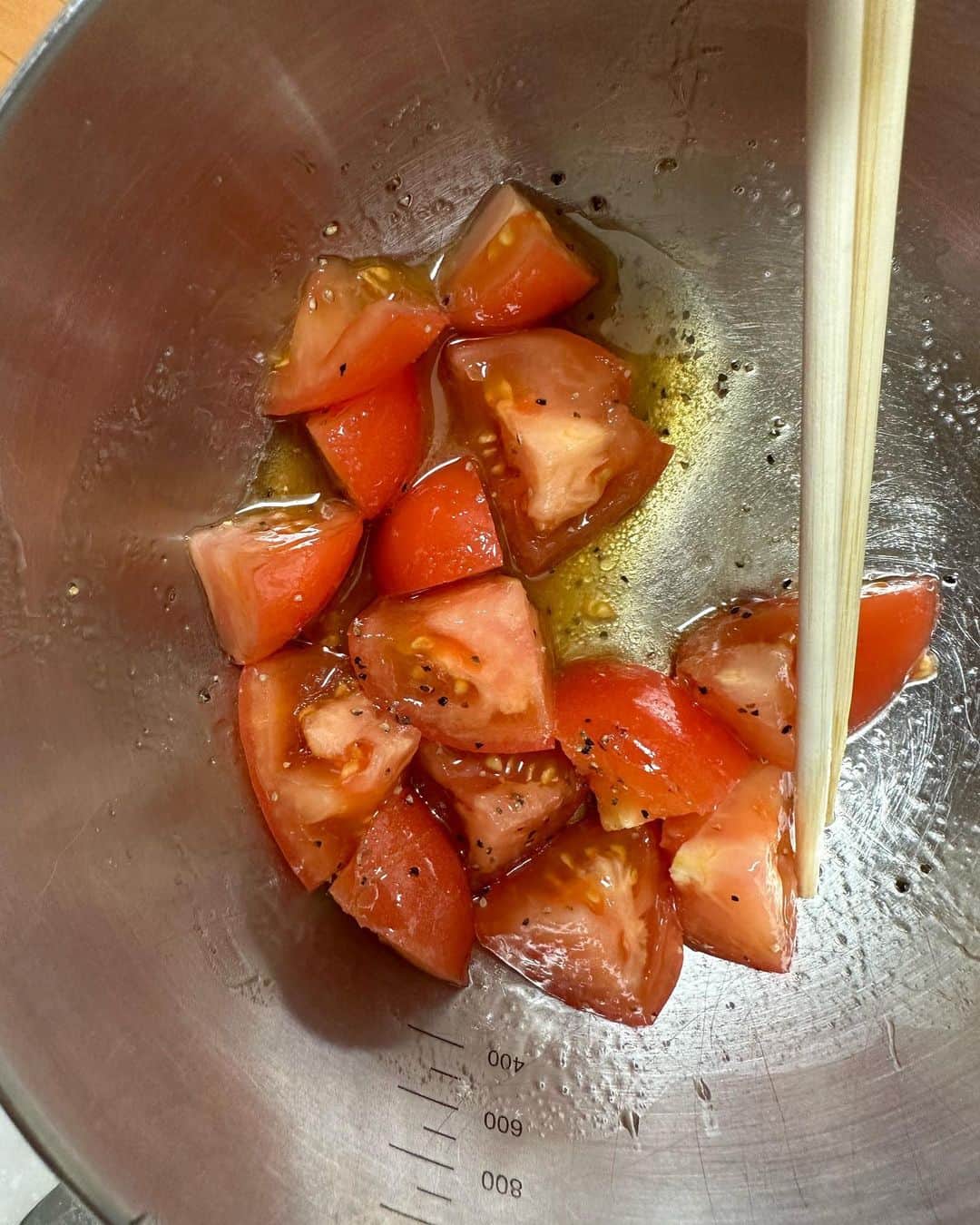 はんじょうさんのインスタグラム写真 - (はんじょうInstagram)「自炊生活1日目 体調も悪い　食生活を改善すべく自分で料理を作ることにする トマトを切って塩胡椒と胡麻油を混ぜただけ　神がかり的にうまい トマトが食べれなかった頃が懐かしく感じるほどうまい 簡単なやつから始めていく　おそらく続かない」6月24日 11時31分 - hanjoudesu