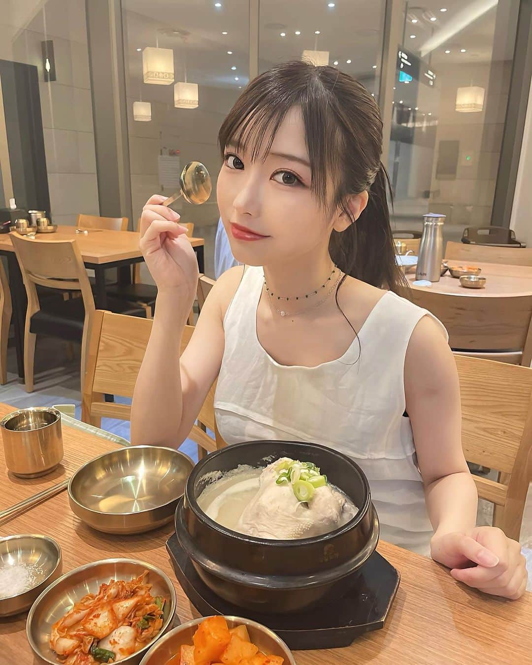 のインスタグラム：「おはよう🫶🏻 朝ごはんに食べたサムゲタン🥣 あっさりスープと大きな鶏肉が美味しい( 'ч' ) 鶏の中にお米がしきつめられてた🙄。 (ビックリ) . . . #韓国グルメ #仁川 #パラダイスシティ  #サムゲタン #食いしん坊  #いっぱい食べる君が好き ？」