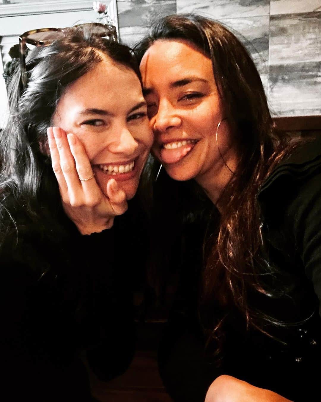 加賀美セイラのインスタグラム：「My Love from Paris has arrived🤭♥️. Vibes are important in any relationship 😘. And I cherish her cuz she’s also weird and beautiful in and out and I love that  7年ぐらい前、初めて会った時、何故か一瞬で物凄く仲良くなって、1ヶ月ぐらいしか、会ってなかったのかもしれないけど、物凄く話して遊んで。んで、またこうやって、こいつがLA来ちゃうからさ、そりゃ、死ぬ程話して倒れるまで飲むょね、海見ながら🤣　#お互い変人なんですゎ そぅゆぅ人に会ったら、大事にするべきょ、そんないないから」