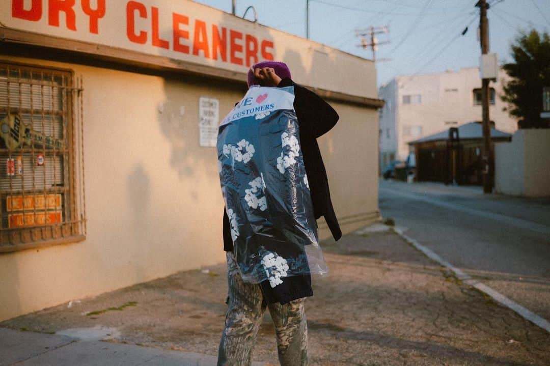 のインスタグラム：「Denim Tears “The Cotton Wreath Sweatsuit” is now available at Dover Street Market Ginza 2F and on the DSMG E-SHOP  @denimtears」