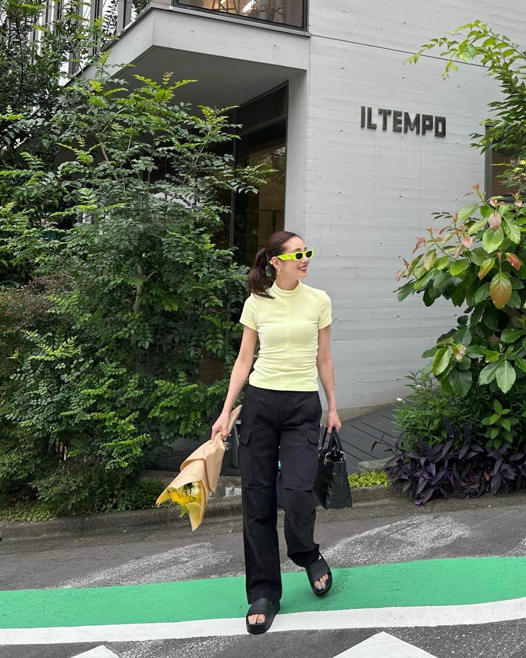 のインスタグラム：「mood💚🐝💛🍀 ・ 大好きなベロア素材をカジュアルに。 曇ってたから、レモンイエローやネオン小物で元気を＋🥳 ・ ・ ・ ・ tops @alexanderwangny  pants AlexanderWang ・ #mood #fashion #ootd #outfitoftheday  #summeroutfit  #ベロア #夏服 #コーデ #カジュアルコーデ  #木下ココ」