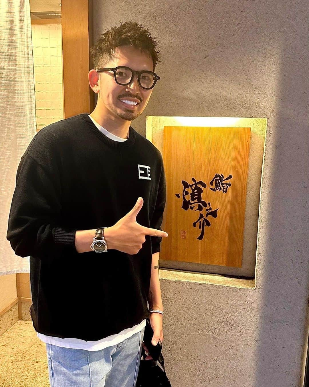 ken_navyさんのインスタグラム写真 - (ken_navyInstagram)「昨日の記録🍣  鮨　慎之介  堺筋本町、北浜エリアで一番美味しいと言われてる鮨　慎之介  ¥8,000のコースでコース終わりにもメニュー表があるのでラフに頼みやすい。 美味しいお寿司屋さんなのに気取ってなくて気軽に行けるから良い。 お酒飲んでも1人¥16,000ほどでした👍  ウニと白エビの和えを頼むとワイン一本は速攻で空きます。  ケンログ総合評価8.8  美味しさ ★★★★★★★★★☆ コスパ ★★★★★★★★★☆ 接客 ★★★★★★★★★★ 雰囲気 ★★★★★★★☆☆☆ 立地 ★★★★★★★★★☆  #鮨慎之介  #大阪グルメ  #鮨 #寿司  #大阪寿司  #ネイビーグルメ」6月24日 11時26分 - ken_navy