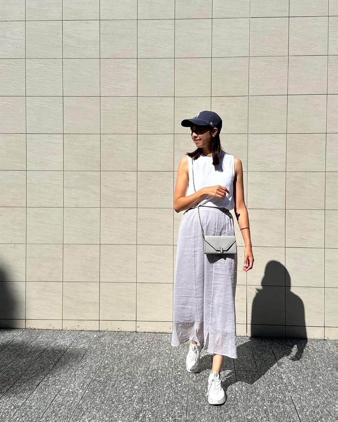 青山美沙子さんのインスタグラム写真 - (青山美沙子Instagram)「coordinate🍦🤍 ⁡ ⁡ tops・・ @zara  skirt・・ @kuih_store bag・・ @valextra  shoes・・ @on.japan  cap・・ @47japan  ⁡ ⁡ ⁡ ⁡ この日は暑かったのでkuihのスカートが涼しくて過ごしやすかった〜 吸放湿性に優れているコットン素材のおかげかな☁️ 薄い生地だけどしっかり裏地が付いているので安心🫶 ⁡ ⁡ ⁡ キャップは朝時間がなくてセット出来なかった時に大活躍できる最近の必需品☺️笑 ⁡ ⁡ ⁡ ⁡ kuihのサイトでサマーセールやってます♡☺︎ ⁡ ⁡ ⁡ ⁡ そして娘氏、また発熱？で母疲弊😇 こんなにお熱出ちゃうの可愛そうだなぁ🥺🥺 ⁡ ⁡ ⁡ ______________________________________ ⁡ ⁡ ⁡ #kuih #クイ #kuihスト #kuihst  @kuih_store#大人シンプルコーデ#骨格ナチュラル#アクティブキュート#アクキュ#イエベ春#165cm#165cmコーデ#ママコーデ #onスニーカー #onjapan #ヴァレクストラ #zaraコーデ」6月24日 20時59分 - misa1120mh